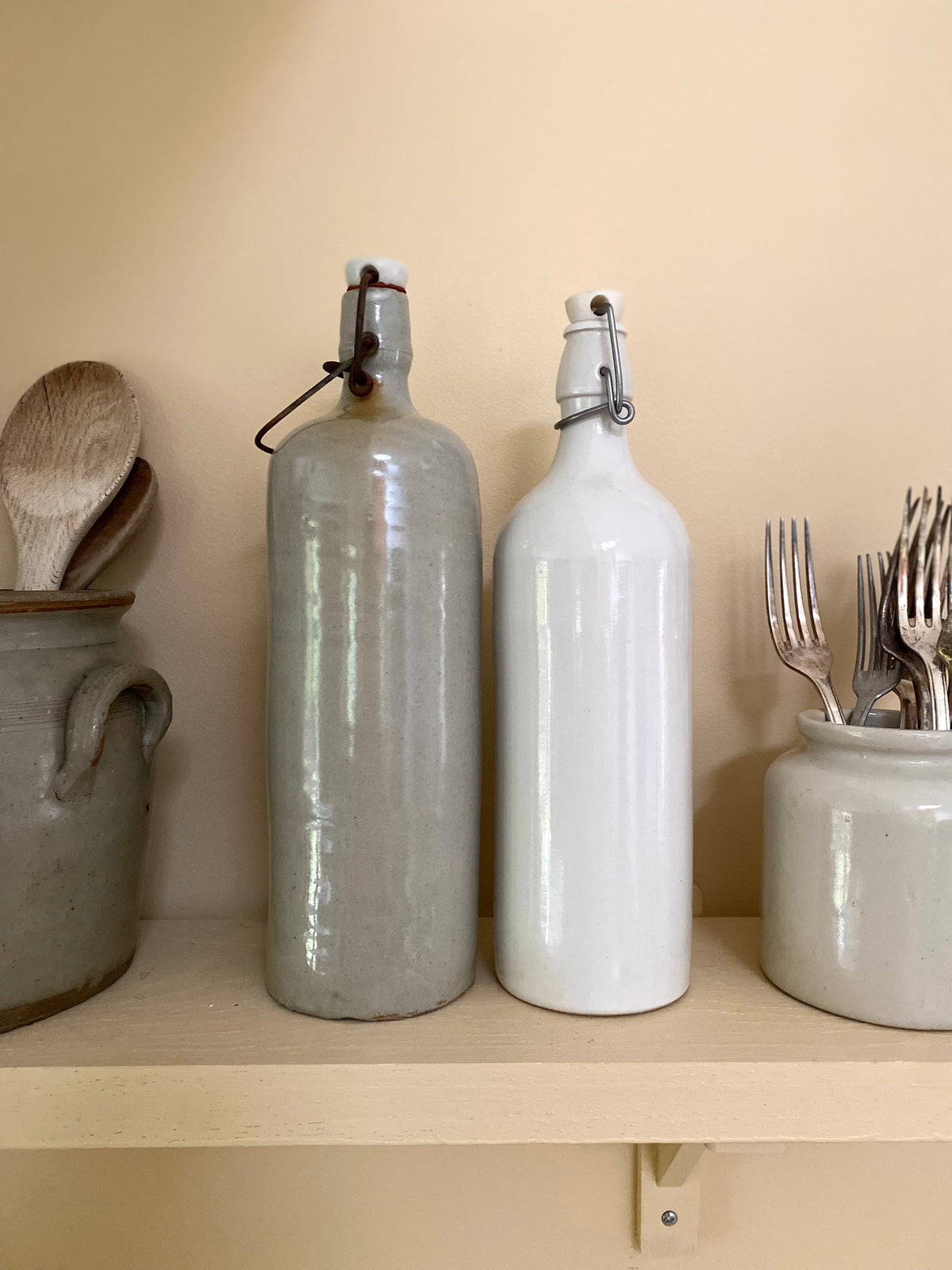 Duo de bouteilles en grès ancien