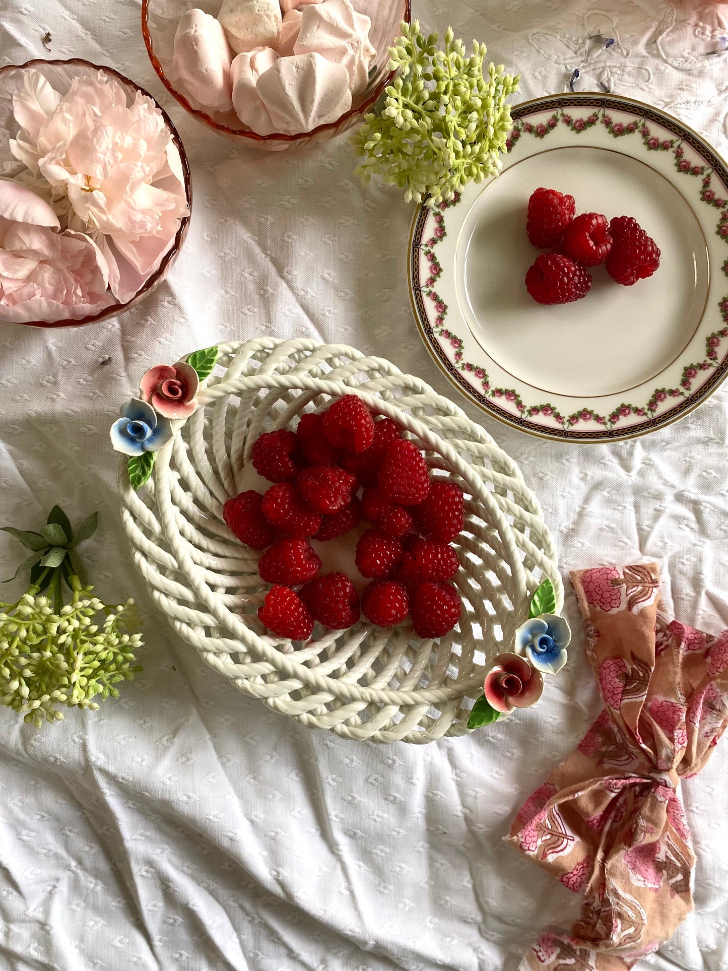 Petite corbeille en céramique ancienne tressée