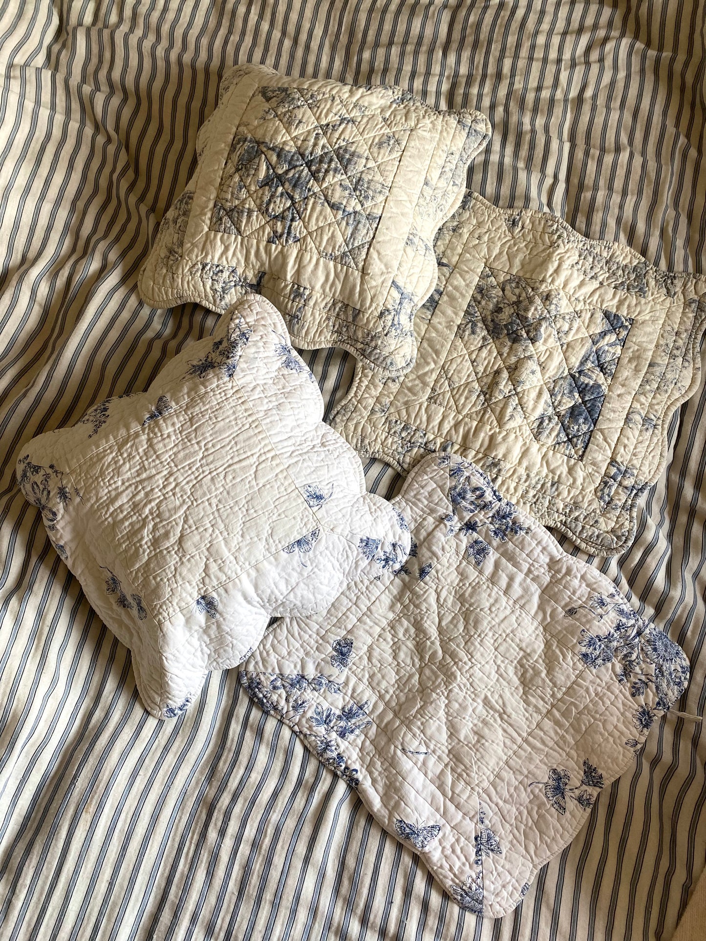 Paire de housses de coussin en coton en toile de Jouy.