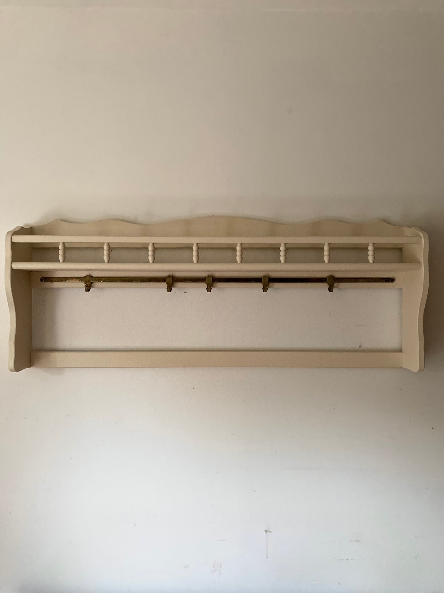 Étagère murale en bois ancien couleur crème