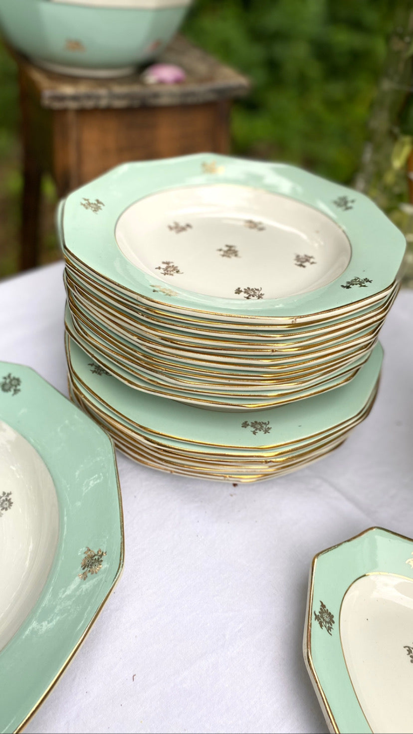 Grand service de 31 pièces en porcelaine française vert menthe et liseré doré