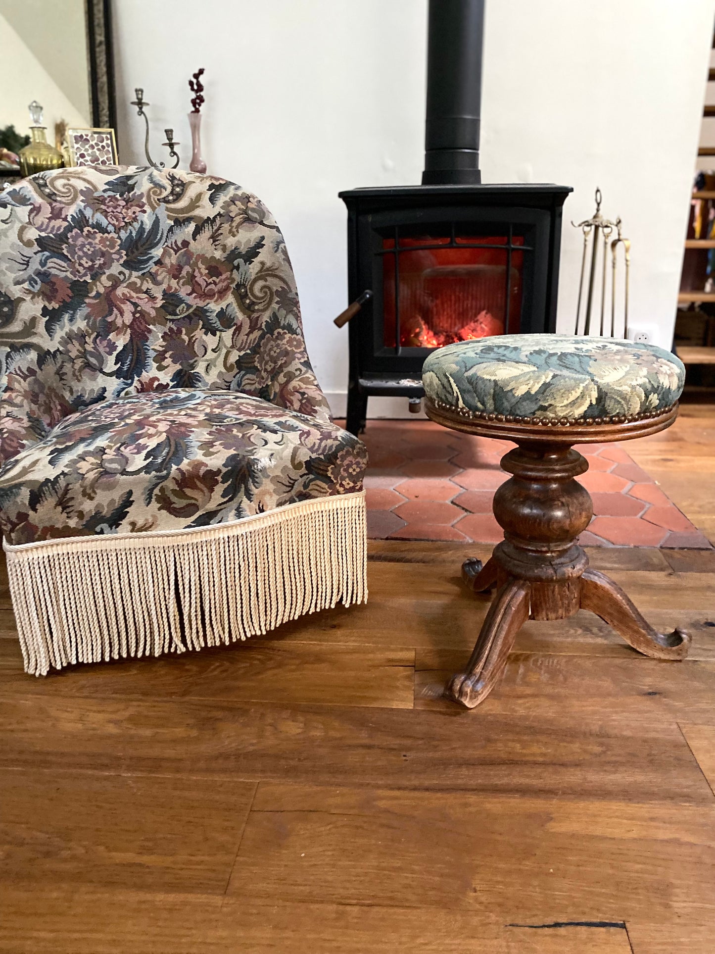 Tabouret de piano ancien en noyer sculpté