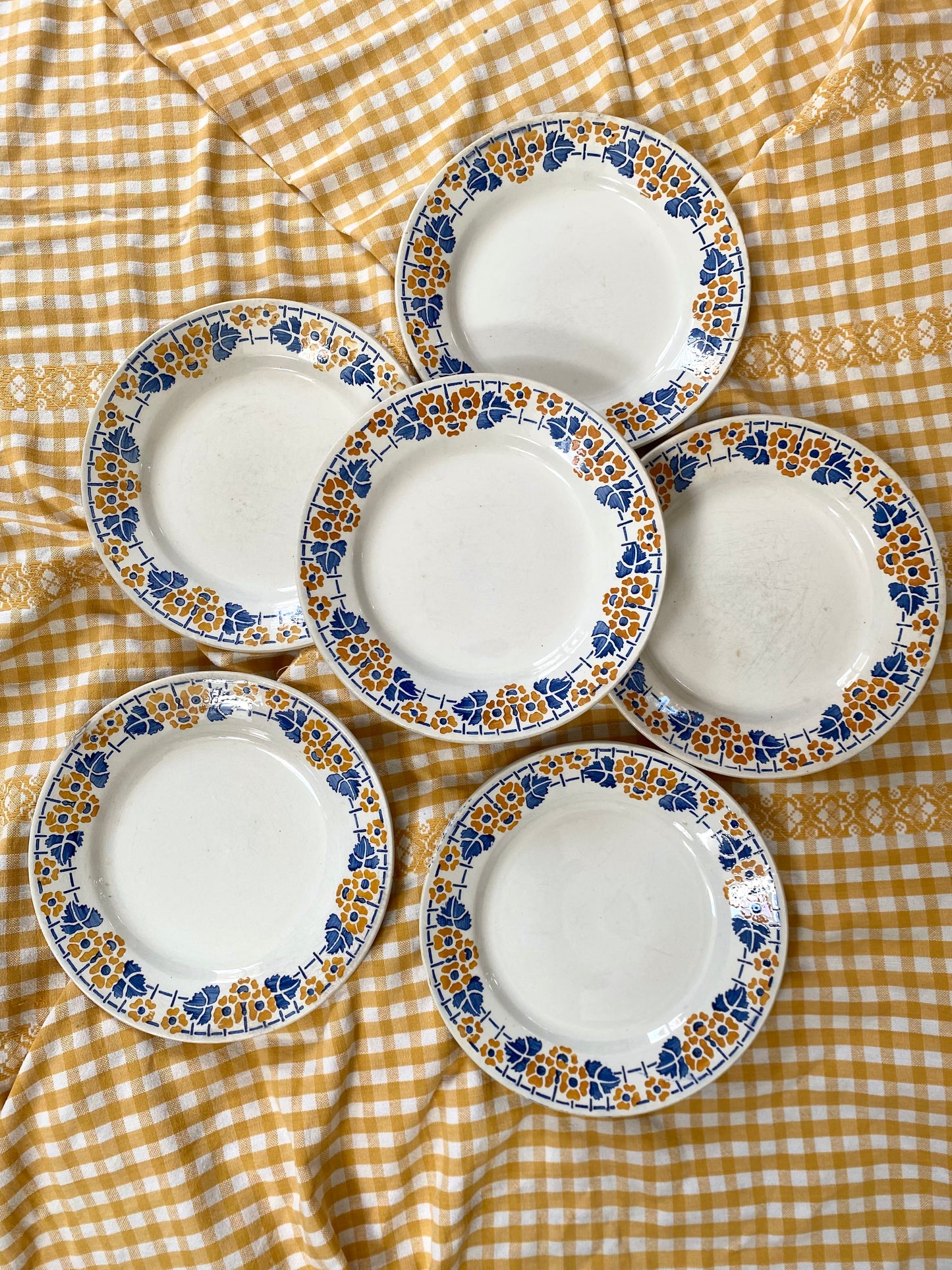 Assiettes en faïence ancienne