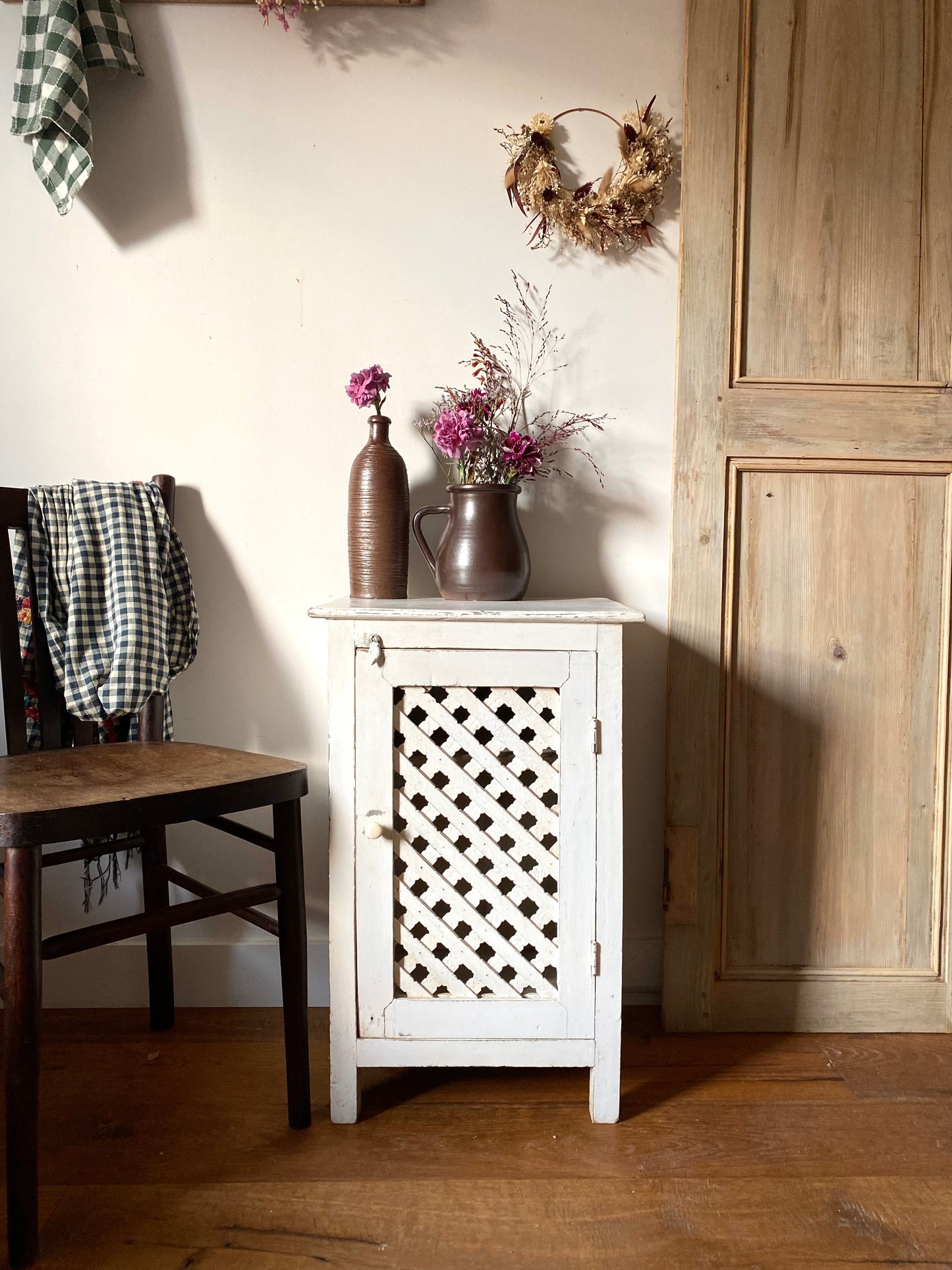 Confiturier à croisillons en bois ancien patiné blanc