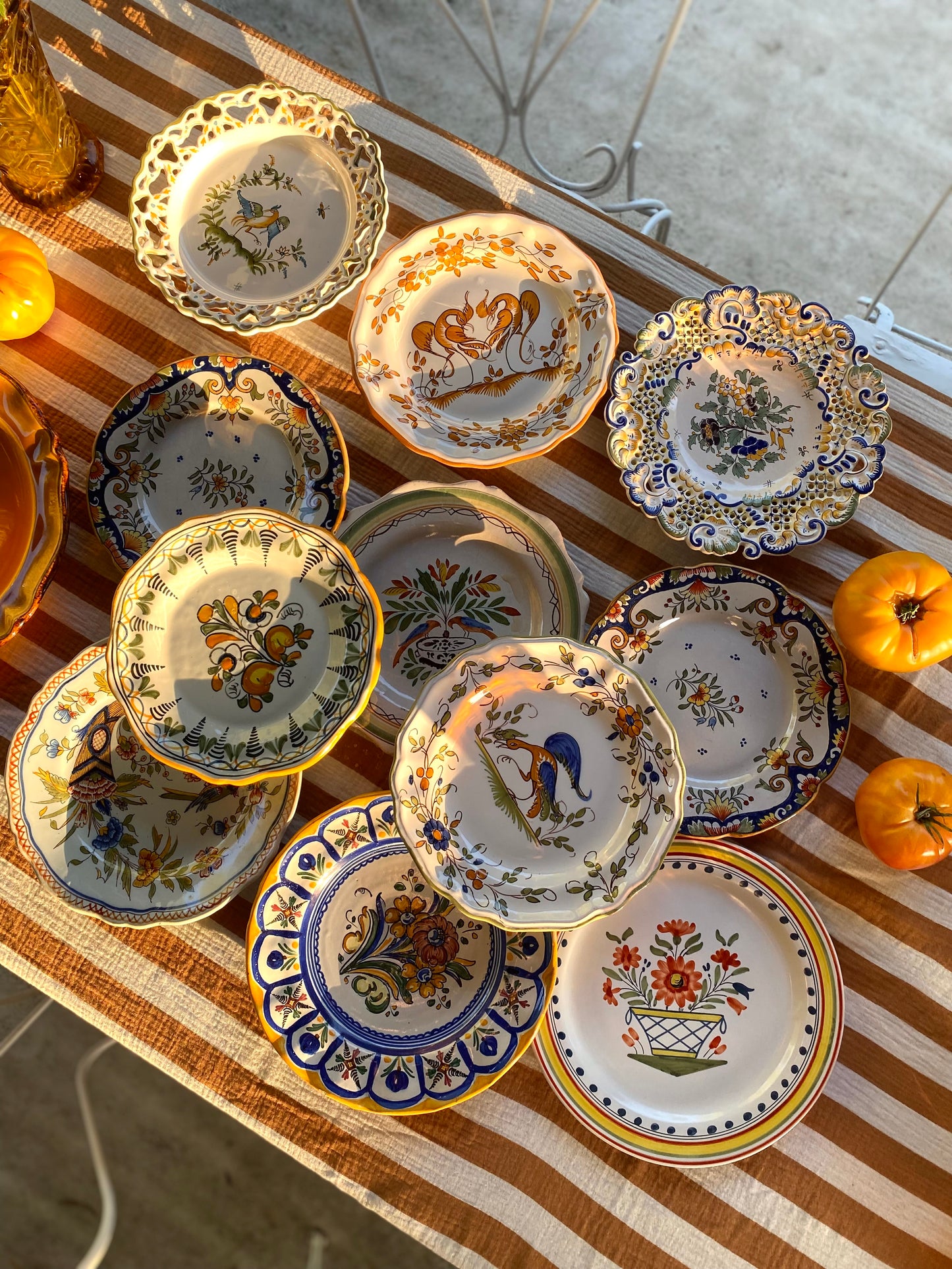 Service dépareillé de 11 assiettes en faïence peinte à la main