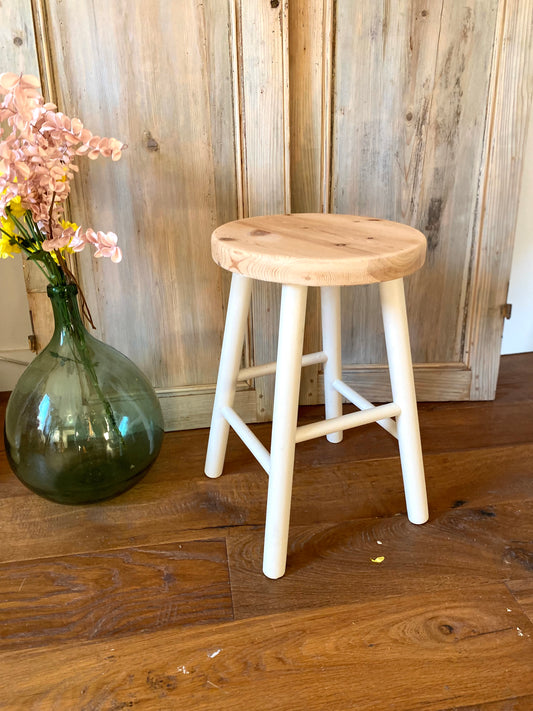 Tabouret en bois ancien rénové