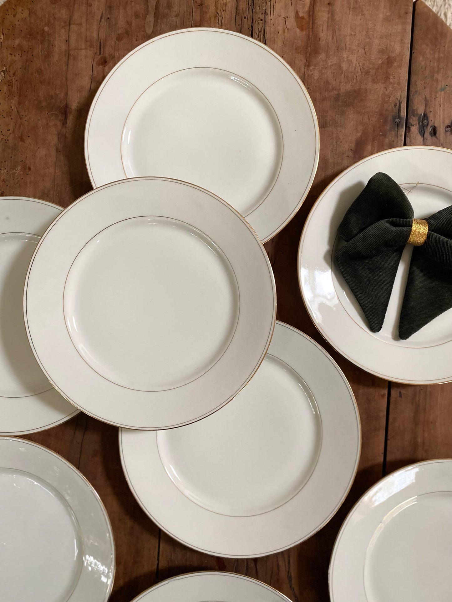 Assiettes plates en faïence ancienne