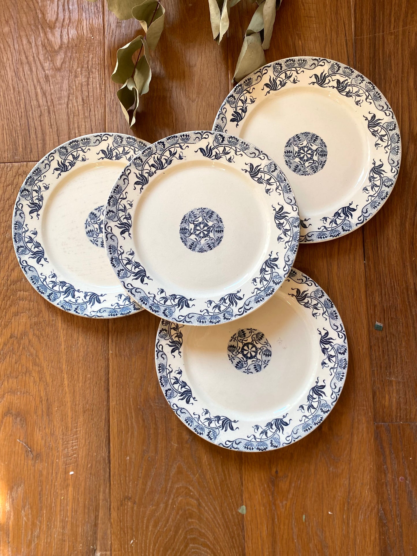 Assiettes à dessert anciennes