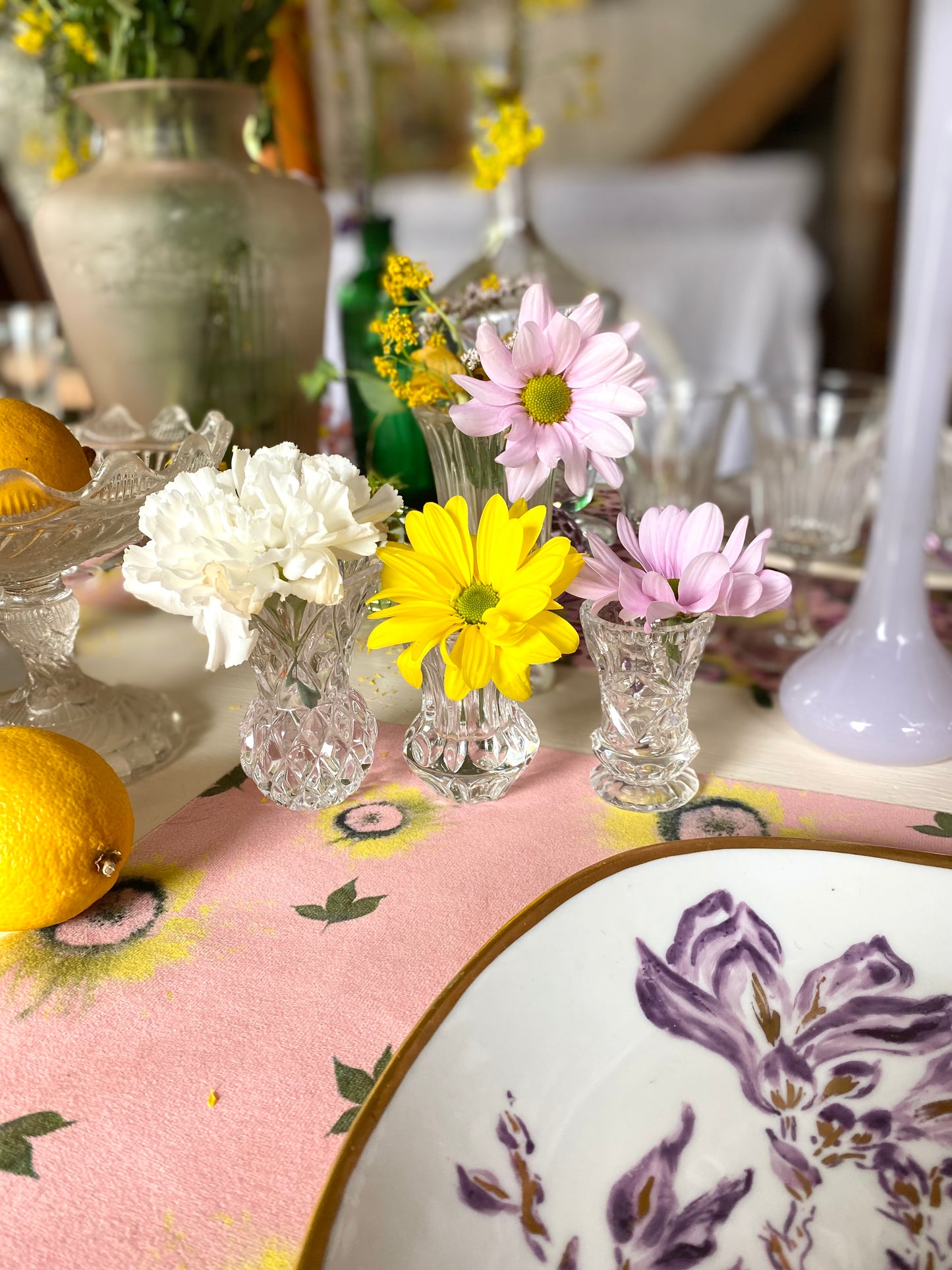 Trio de petits soliflores en cristal ciselé