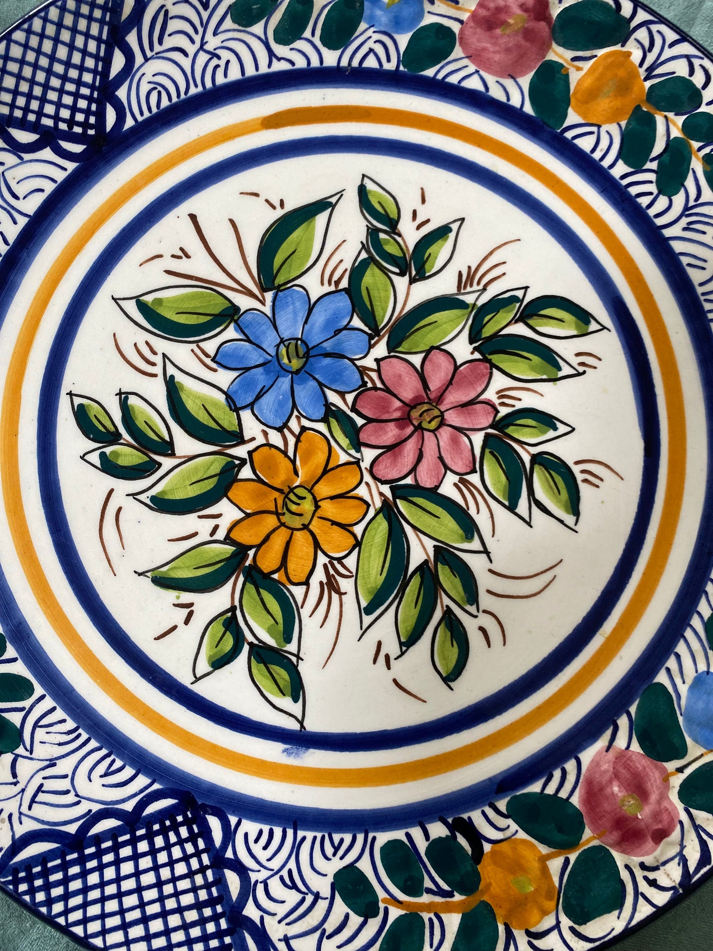 Plat de présentation en céramique ancienne