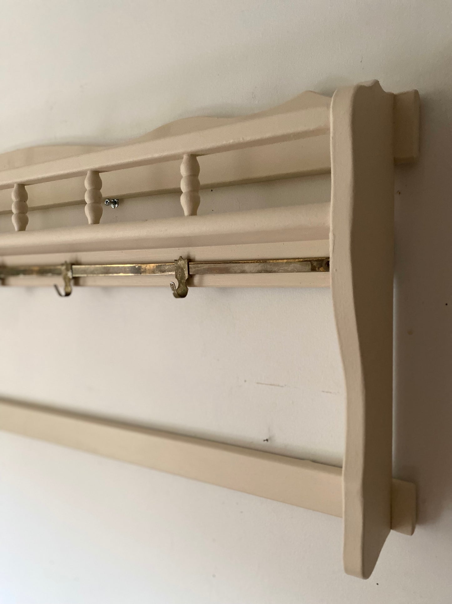 Étagère murale en bois ancien couleur crème