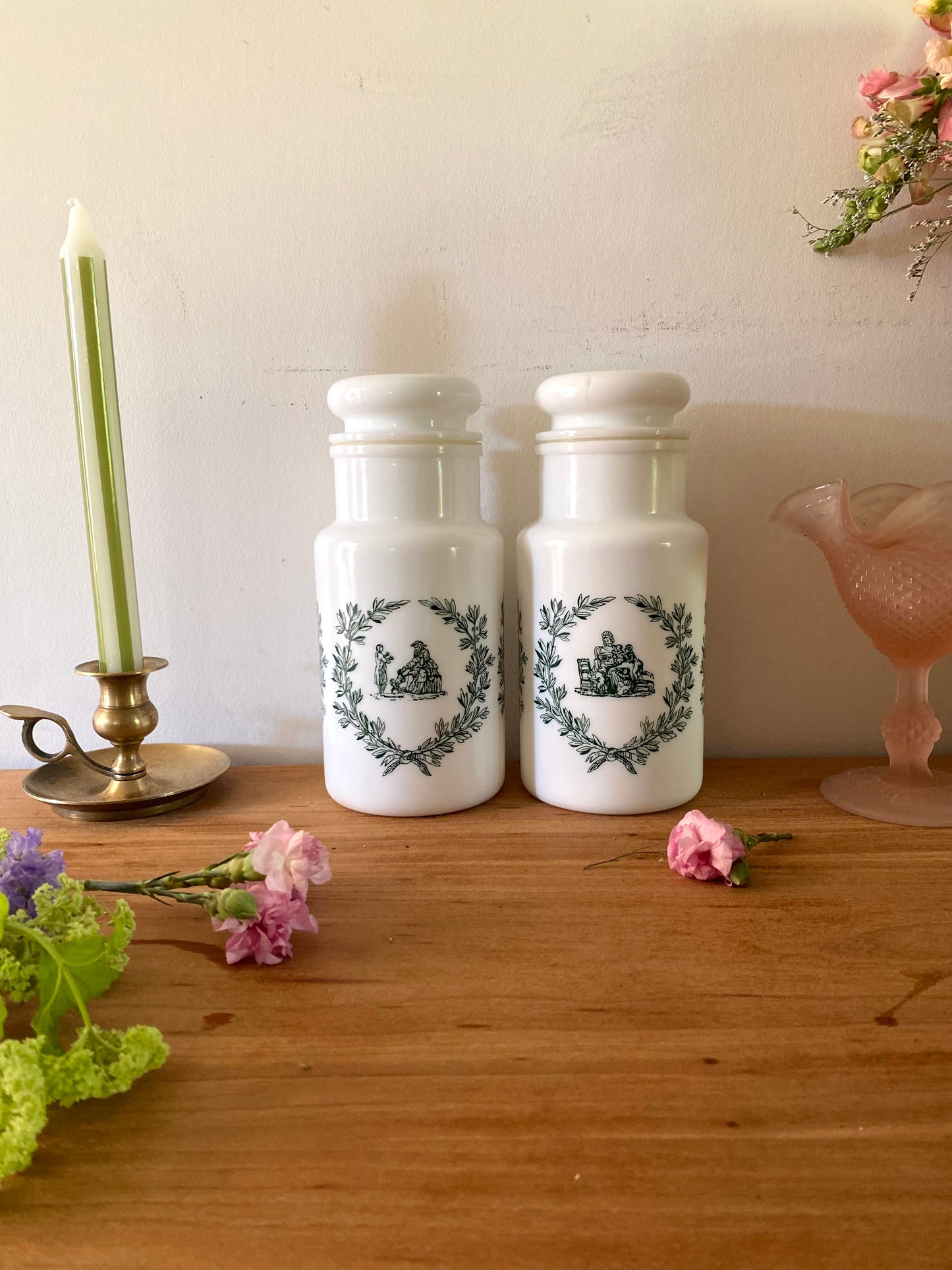 Paire de Pots d’Apothicaire en Verre de Lait 1960