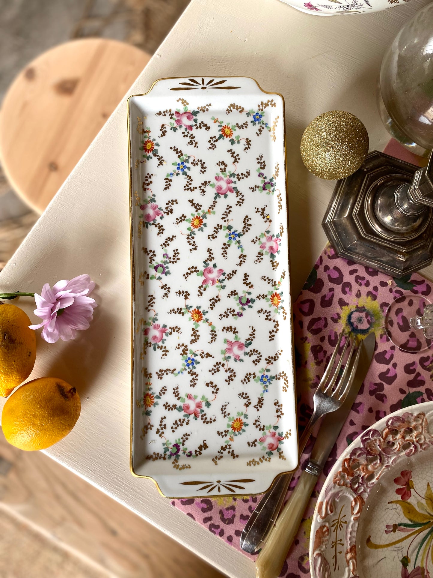 Plat rectangulaire en porcelaine ancienne