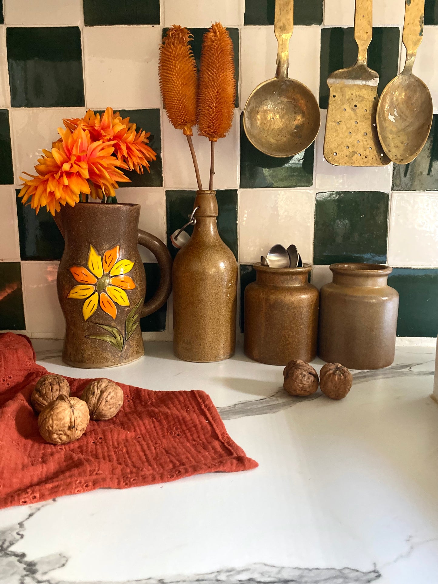 Pichet en grès ancien décoré