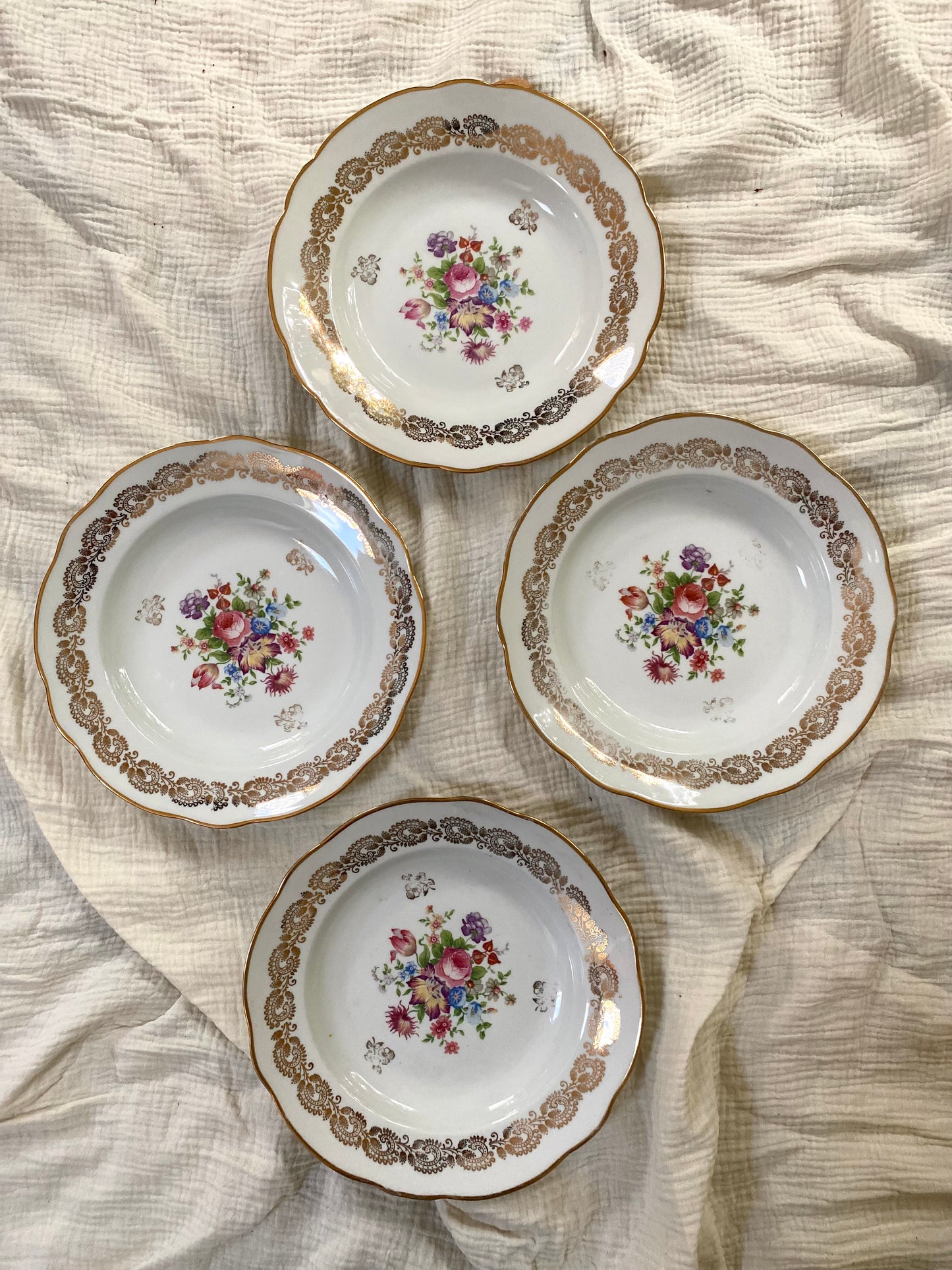 Assiettes creuses en faïence ancienne