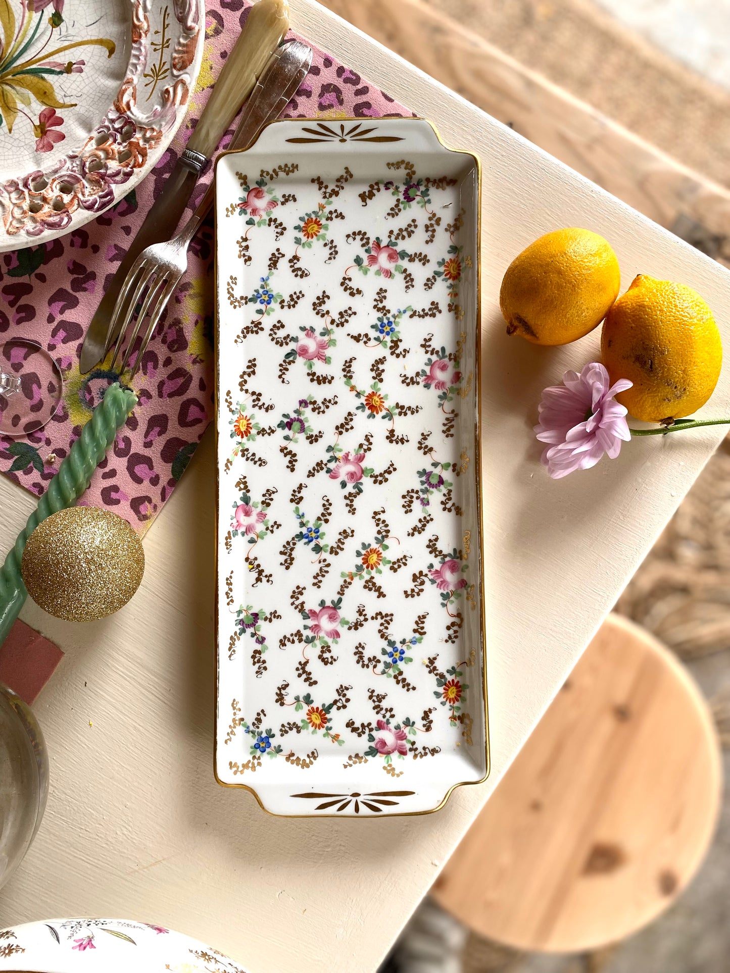 Plat rectangulaire en porcelaine ancienne