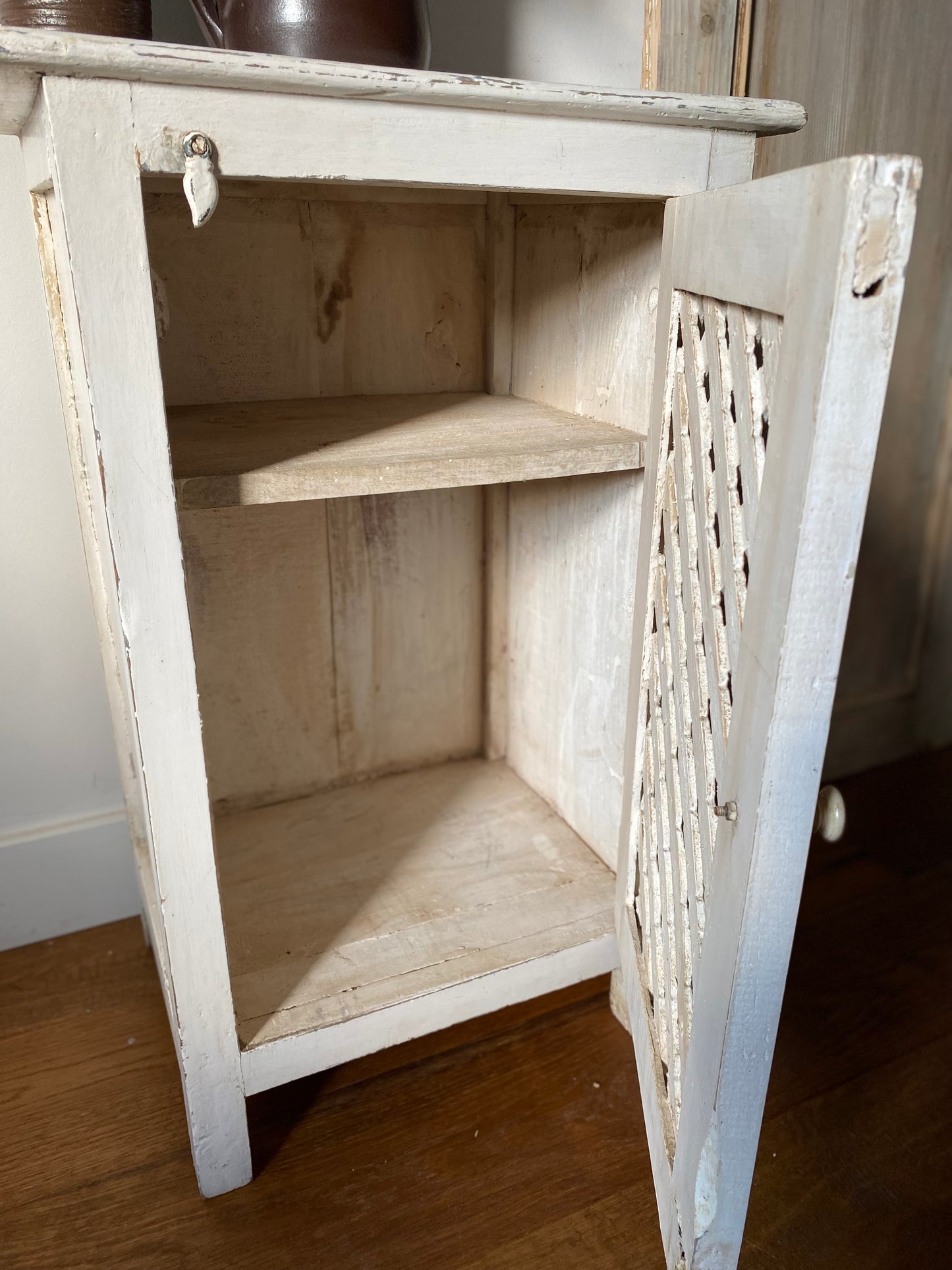 Confiturier à croisillons en bois ancien patiné blanc