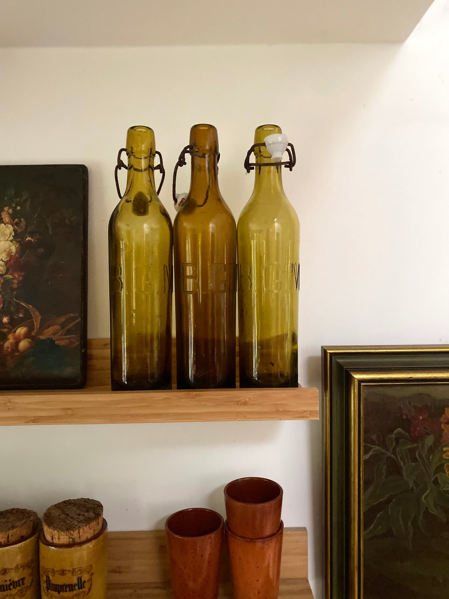 Bouteilles anciennes en verre teinté
