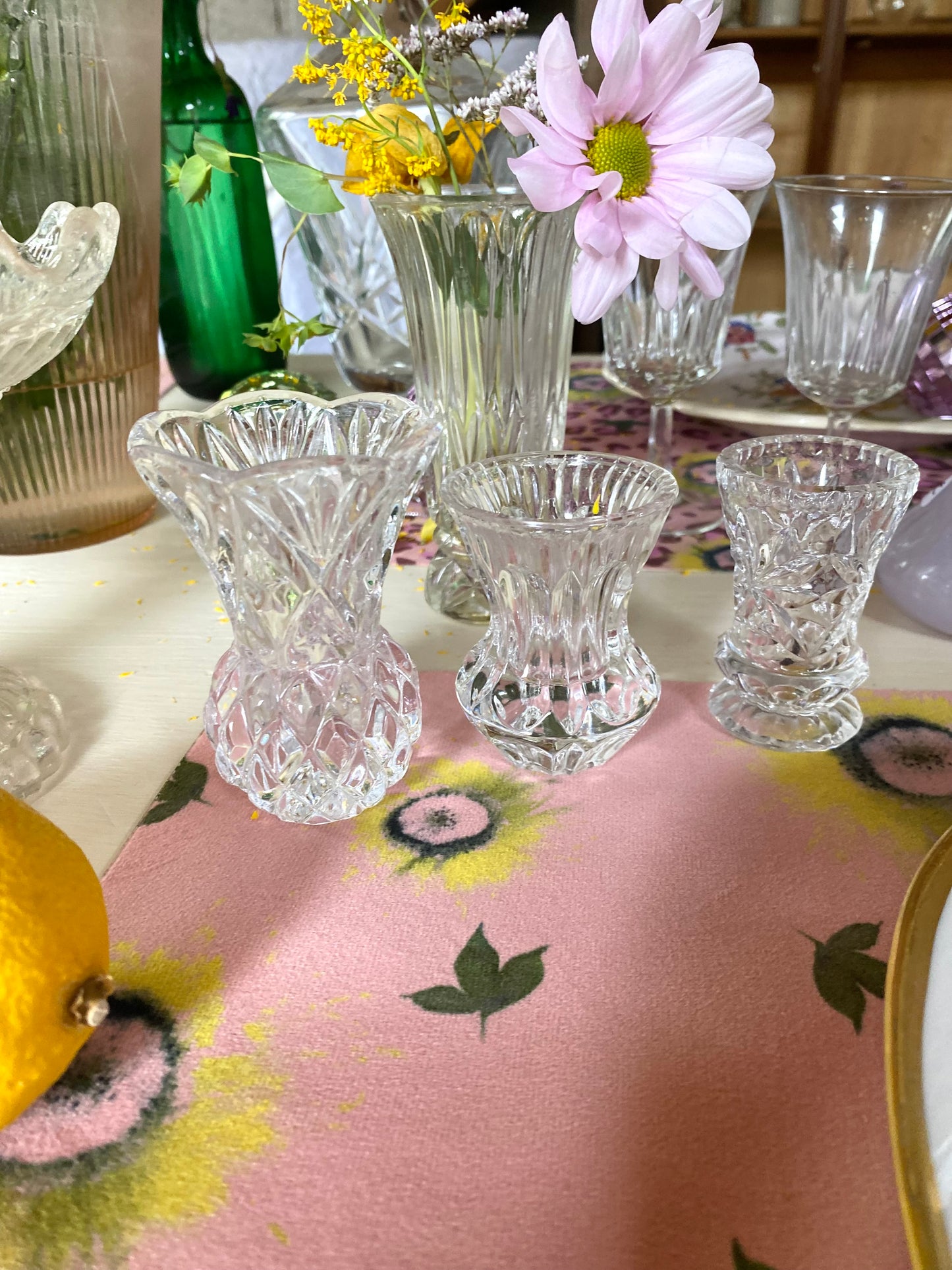 Trio de petits soliflores en cristal ciselé