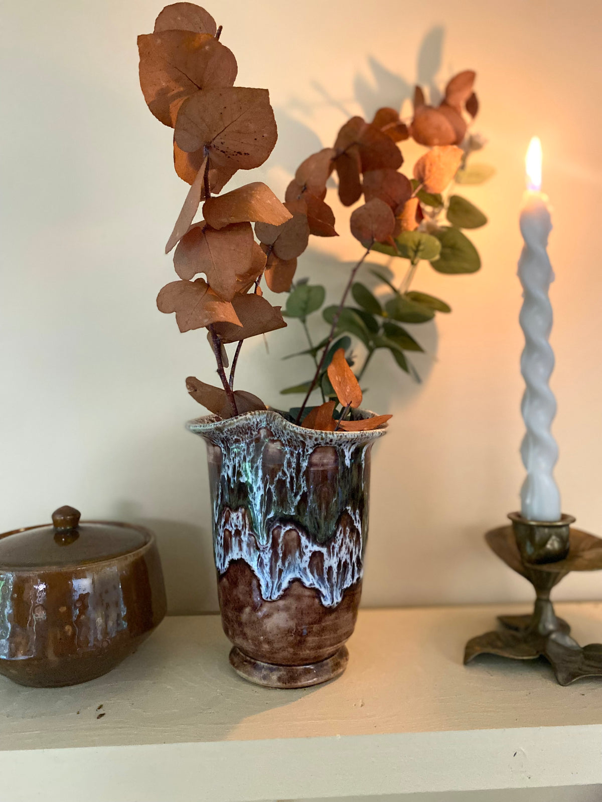 Vase en céramique émaillée à glaçure coulante, bord ondulé, années 60-70