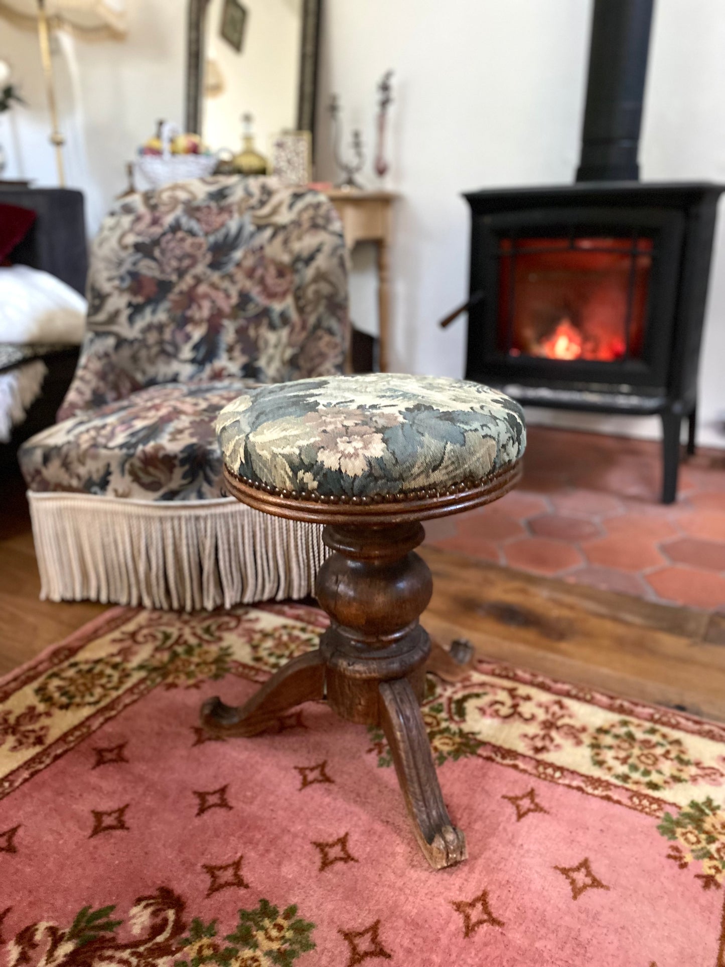 Tabouret de piano ancien en noyer sculpté