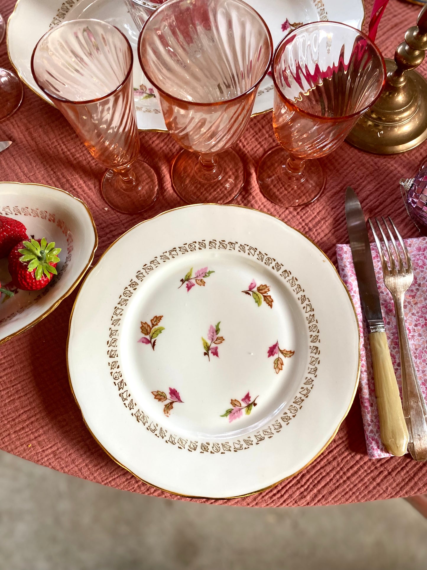 6 assiettes plates en porcelaine