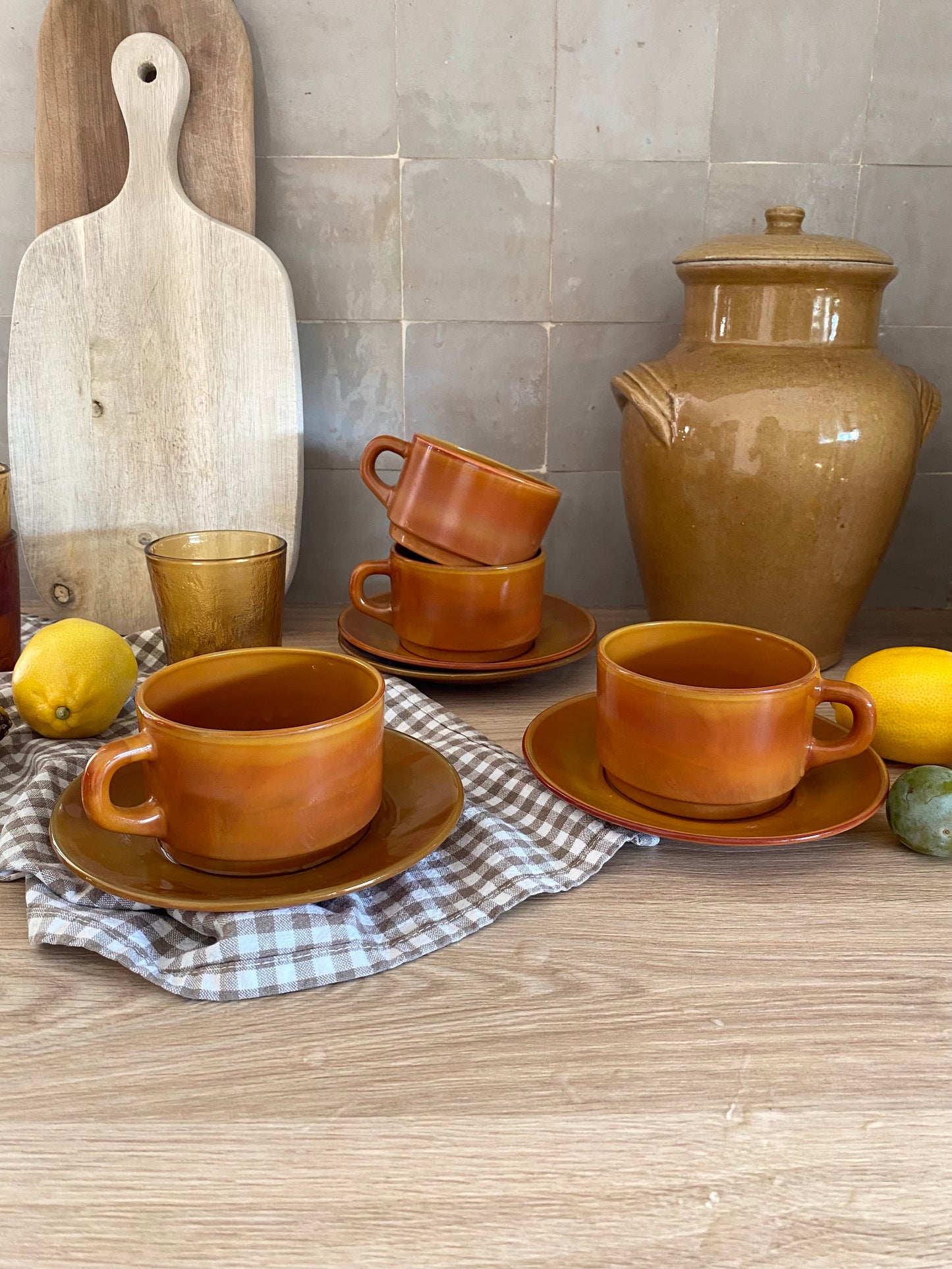 Lot de 4 tasses et soucoupes vintage en céramique caramel