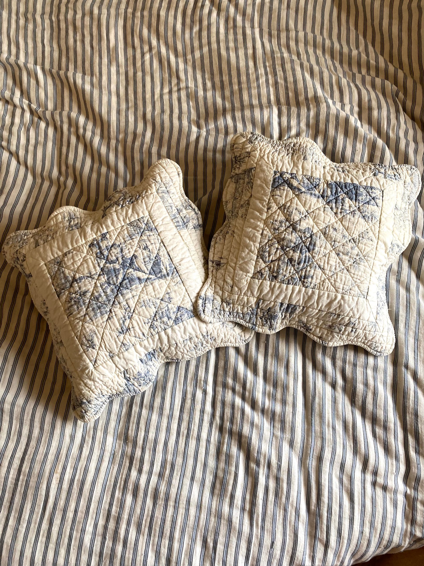 Paire de housses de coussin en coton en toile de Jouy.