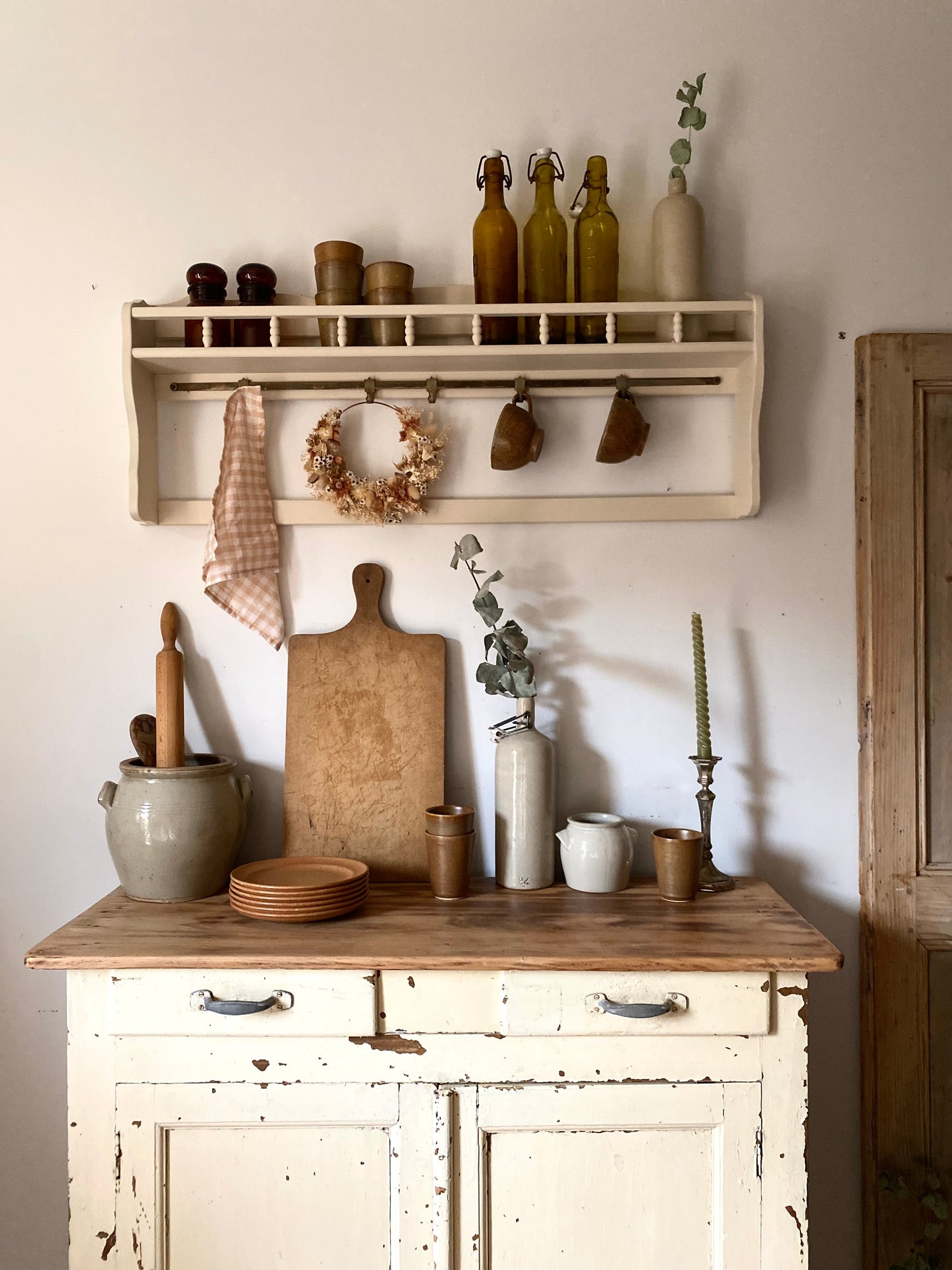 Étagère murale en bois ancien couleur crème