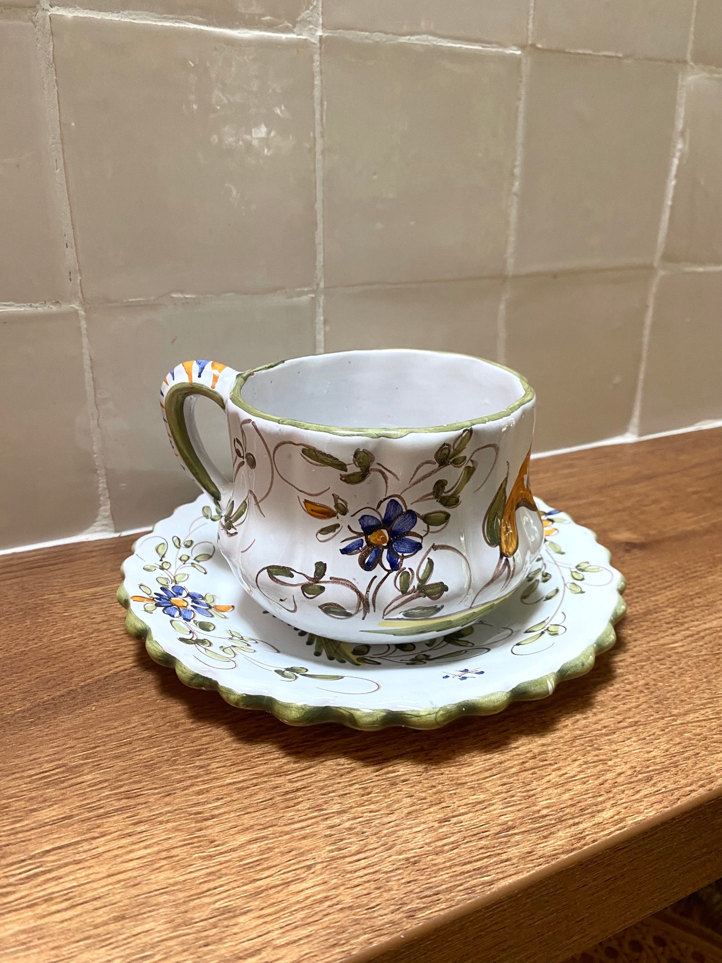 Grande tasse en céramique ancienne