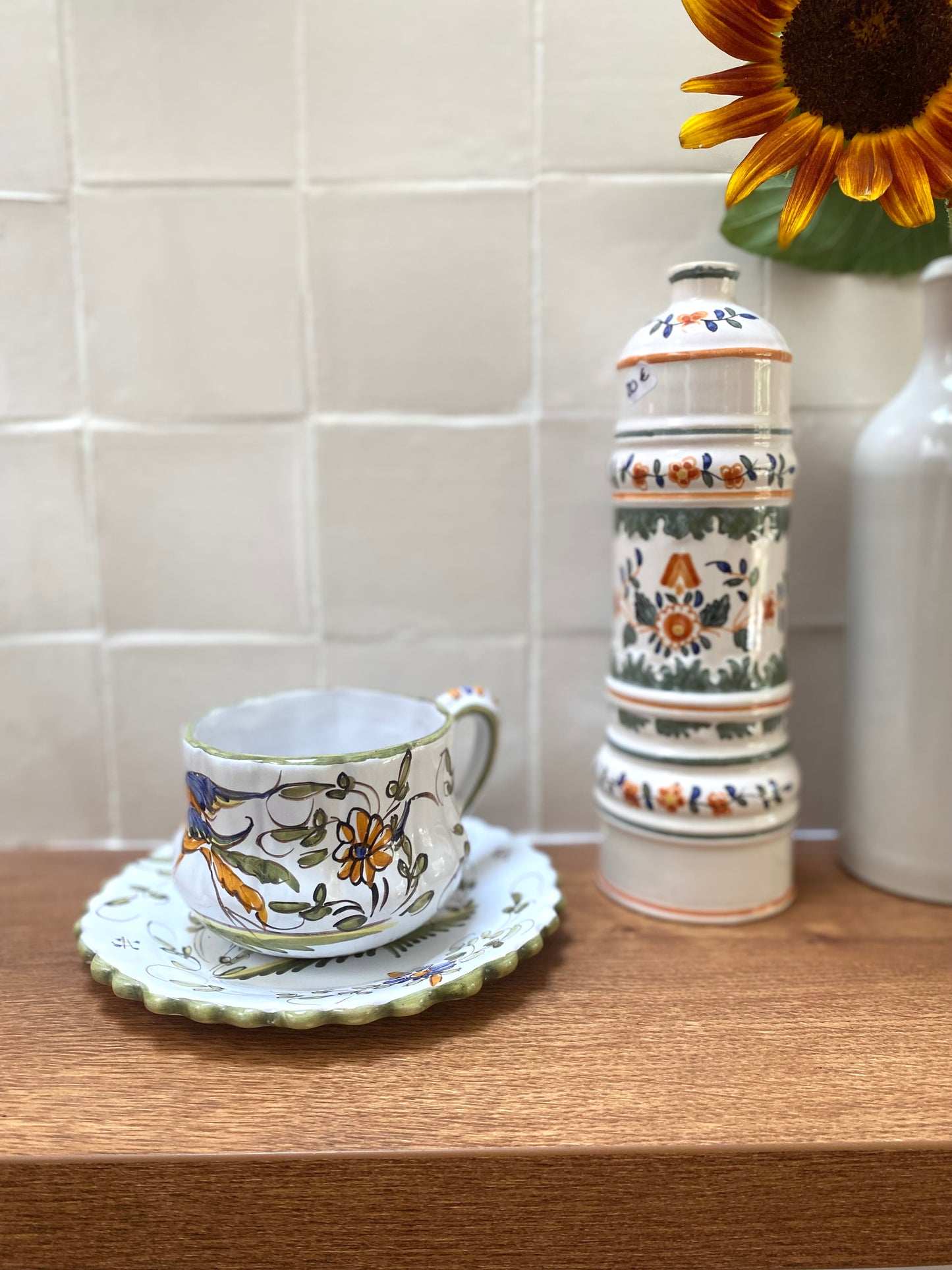 Grande tasse en céramique ancienne