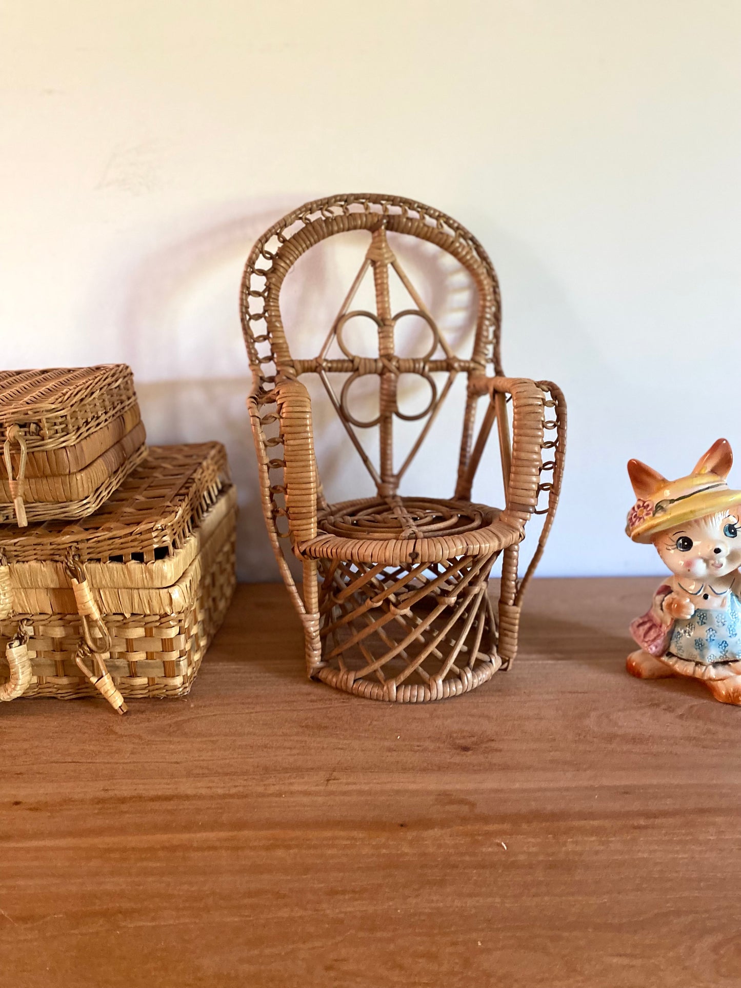 Petit fauteuil en rotin pour poupée