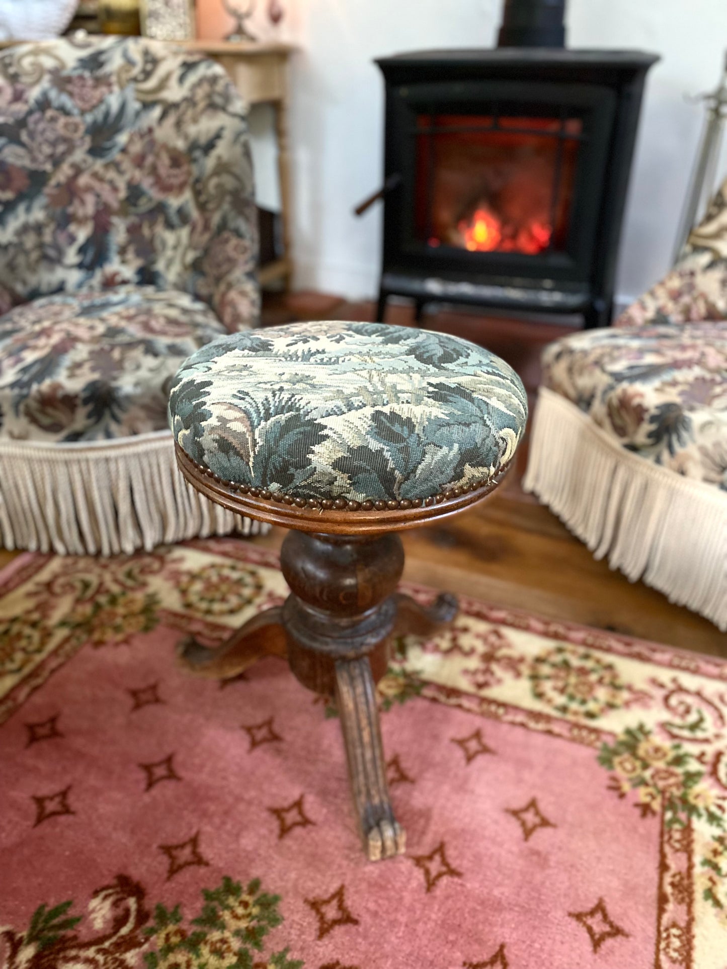 Tabouret de piano ancien en noyer sculpté
