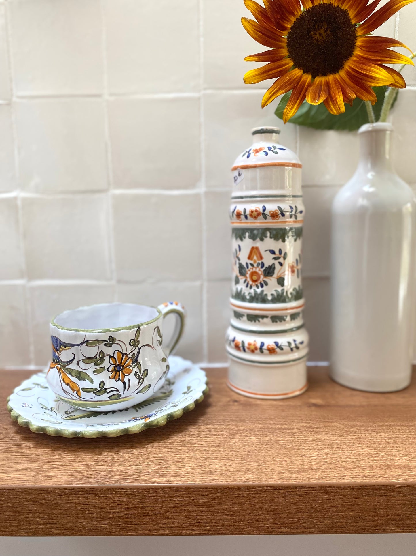Grande tasse en céramique ancienne