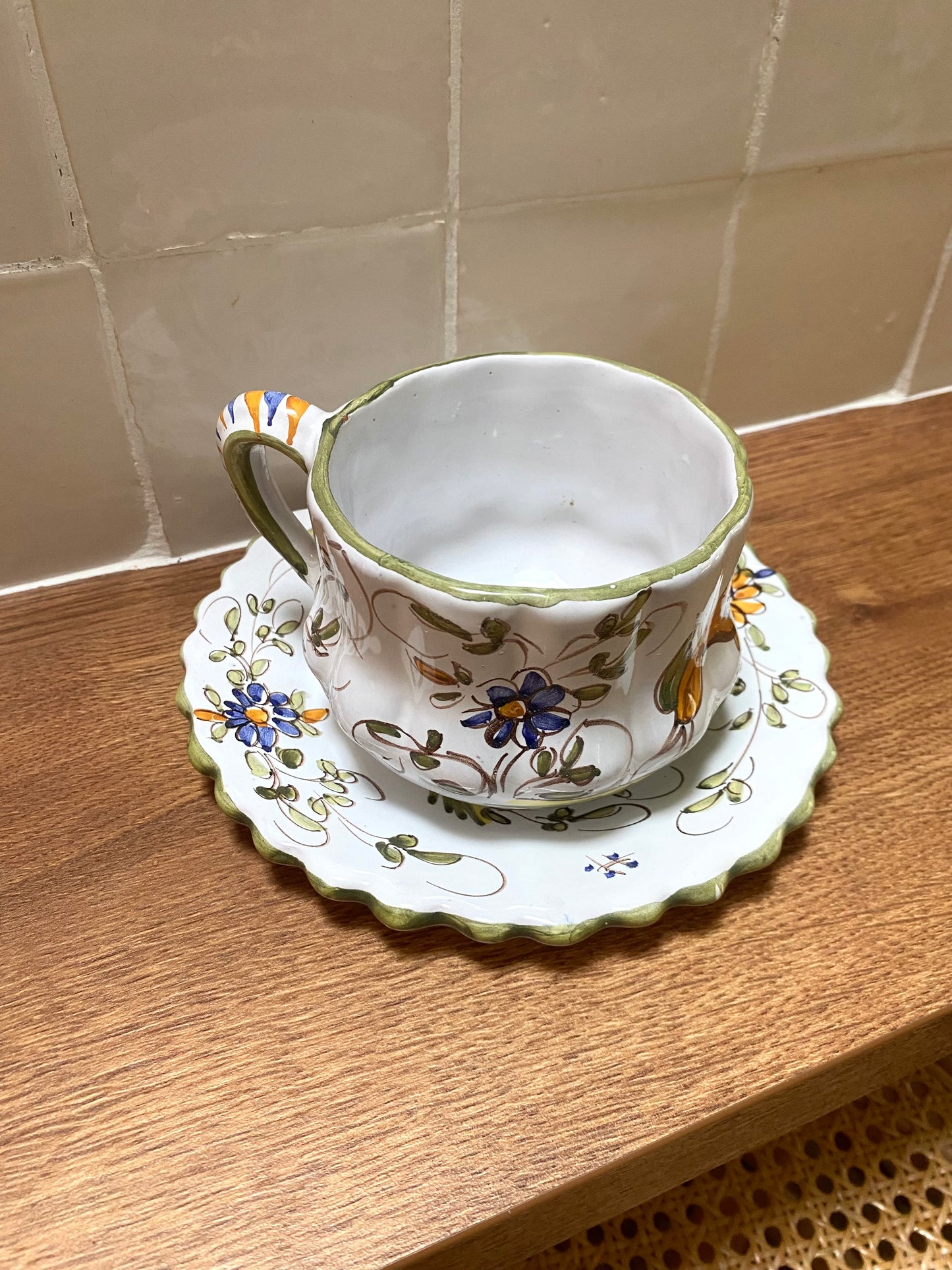 Grande tasse en céramique ancienne