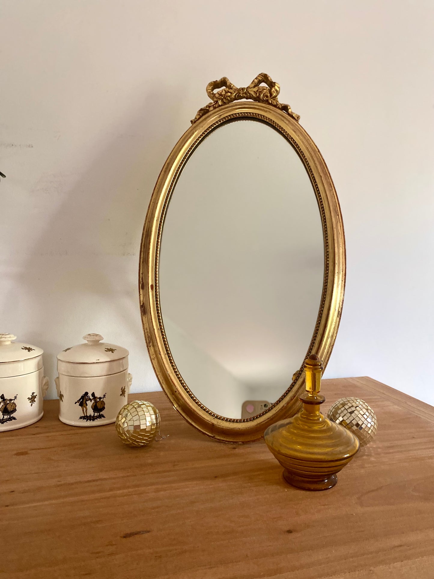 Miroir ovale sur pied du XIXe siècle.