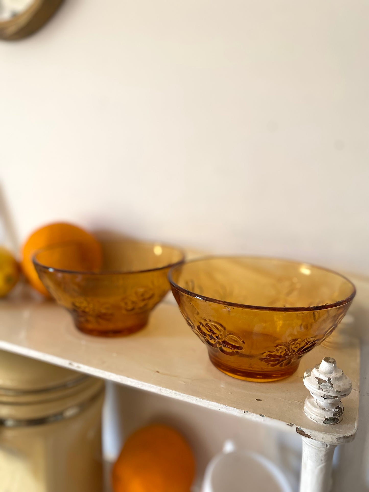 Duo de bols en verre pressé ambré, motif floral — années 1960-1970