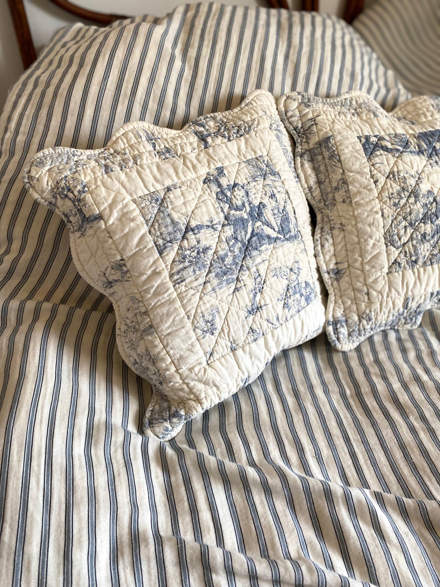 Paire de housses de coussin en coton en toile de Jouy.