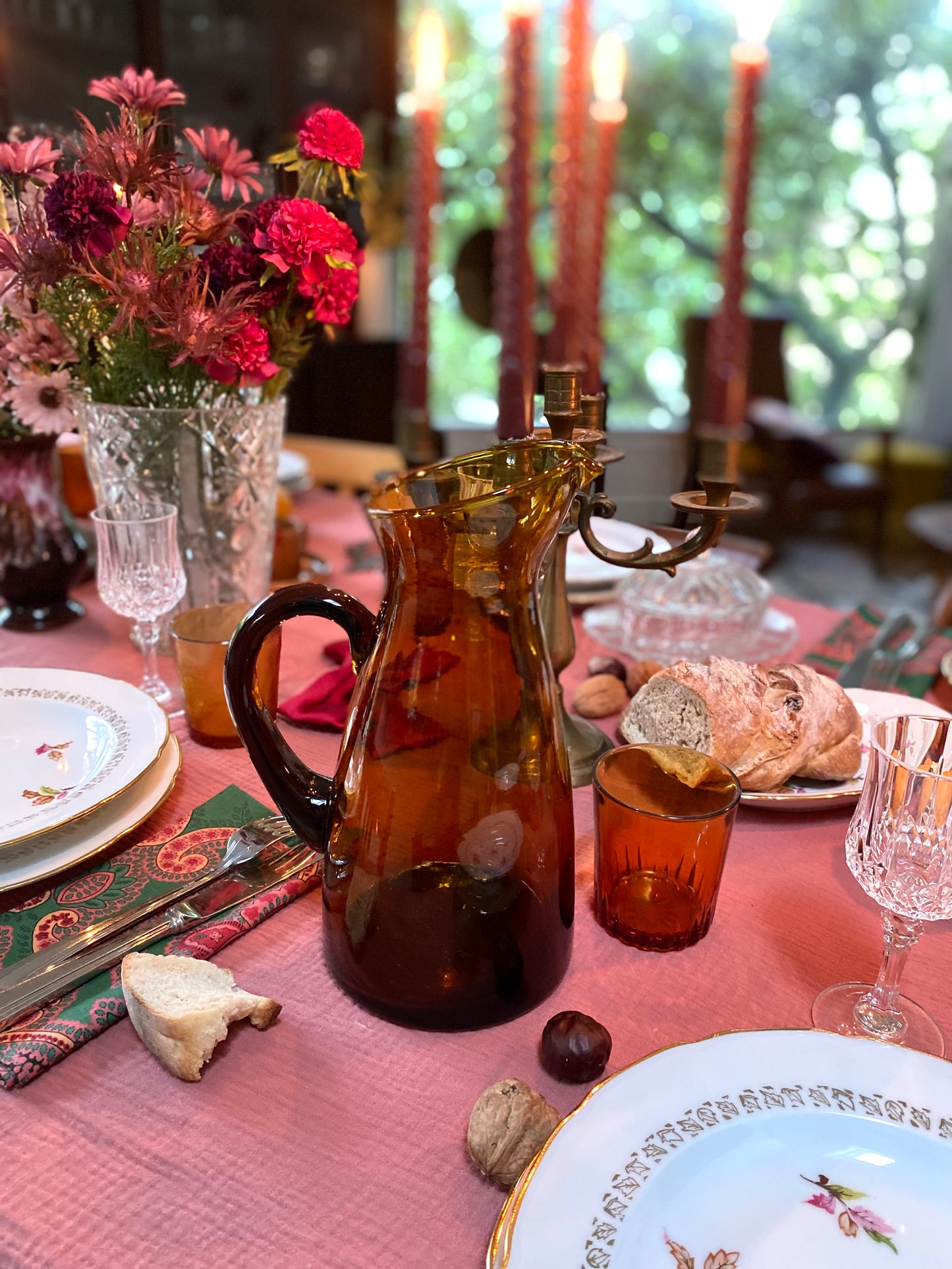 Carafe en verre ambré ancien