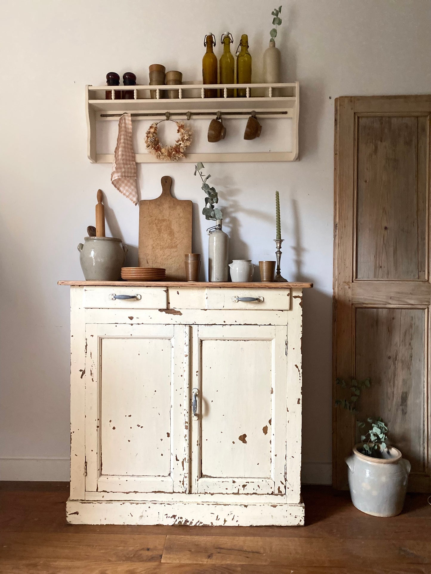 Étagère murale en bois ancien couleur crème