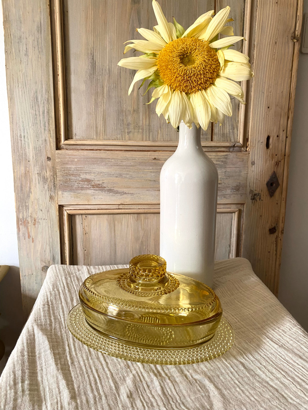 Beurrier ovale en verre ambré moulé, décor perlé - 1960