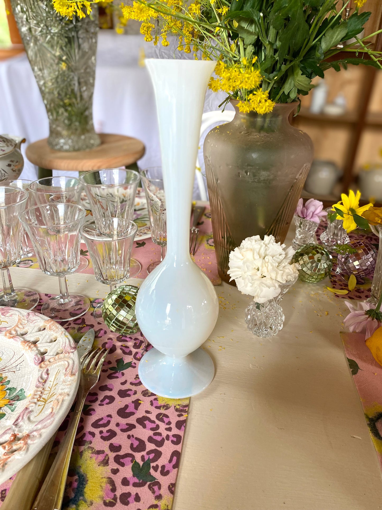 Soliflore en opaline blanche