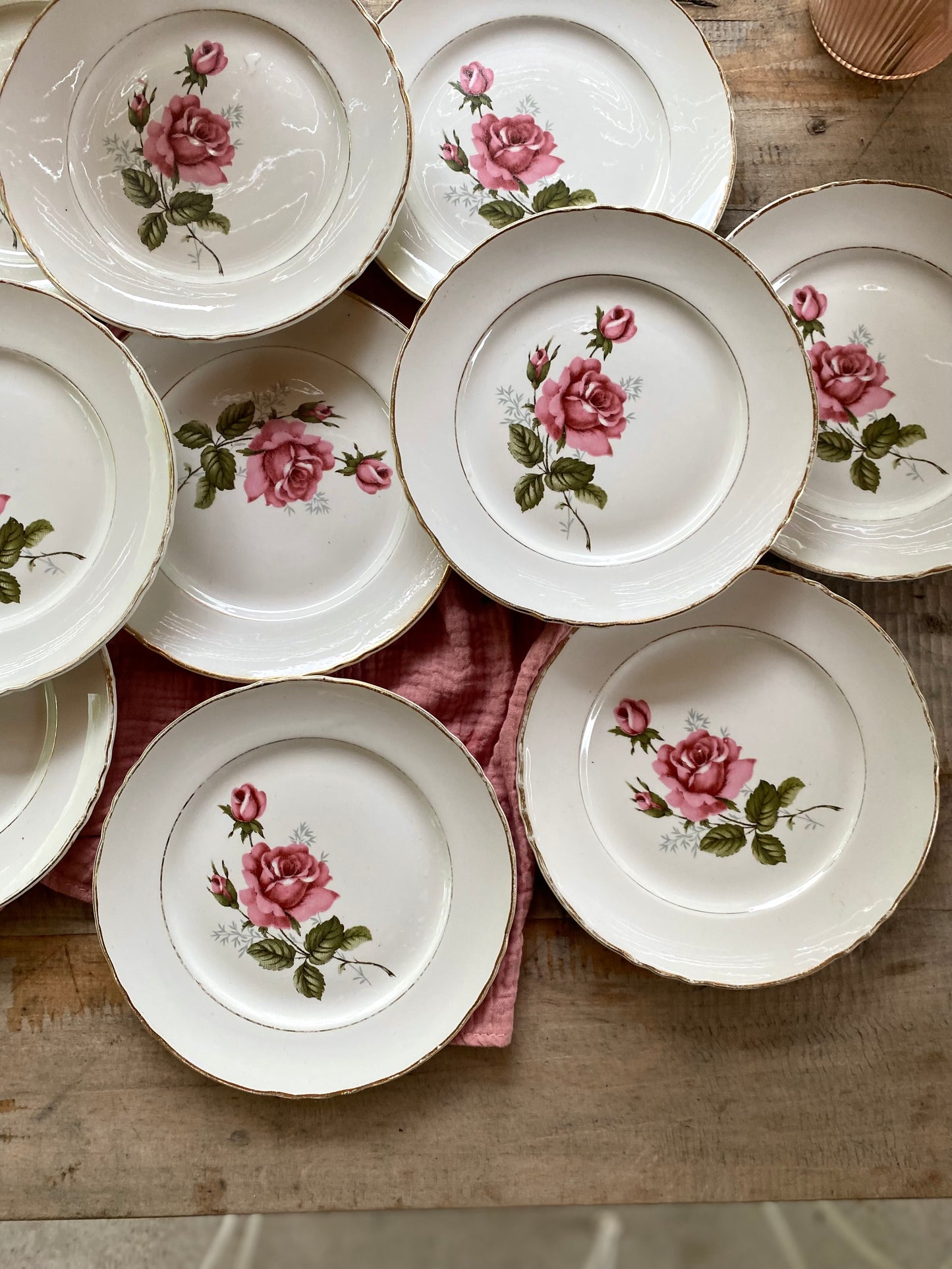 Assiettes à dessert en faïence ancienne