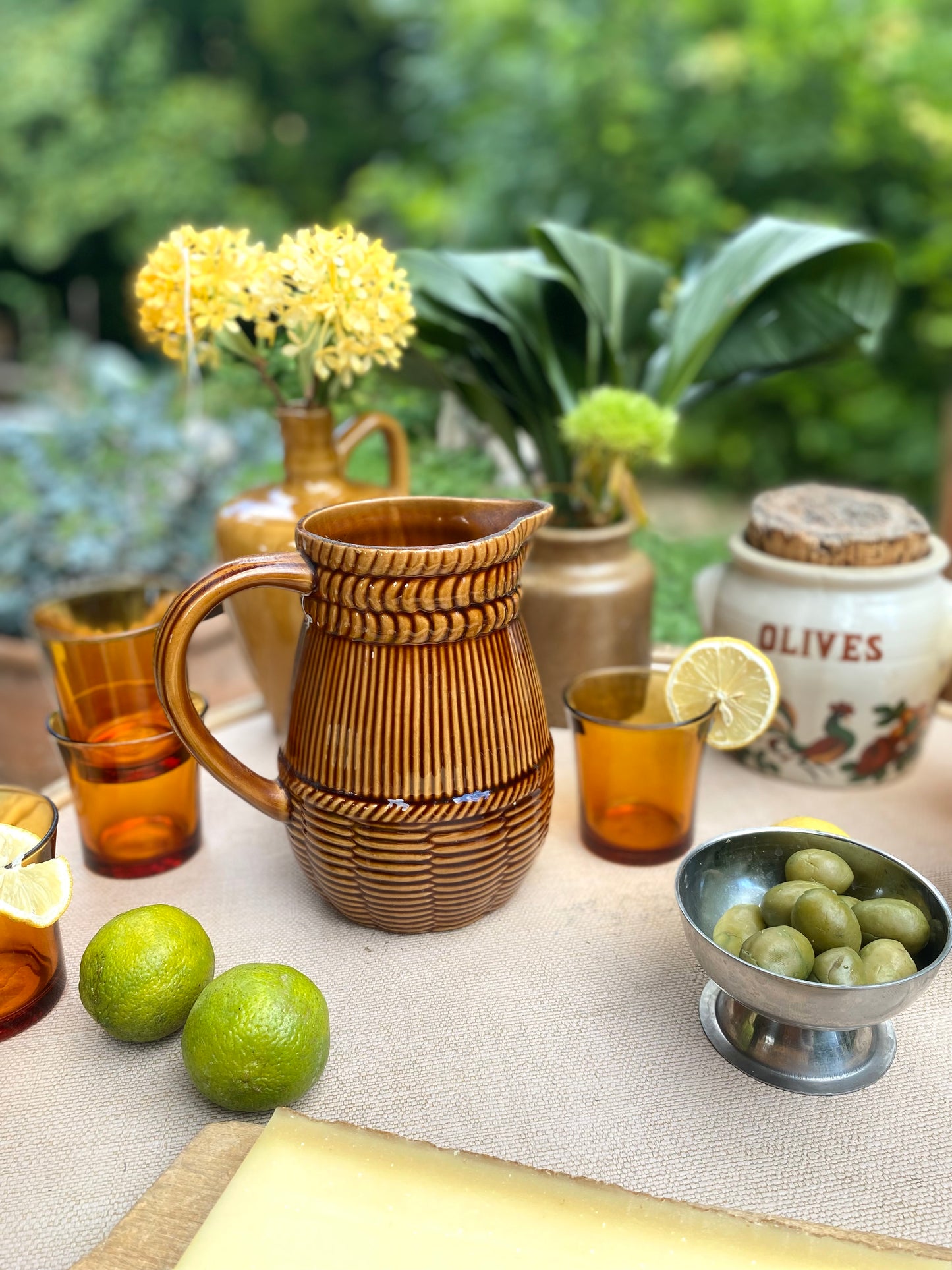 Pichet en céramique ancienne