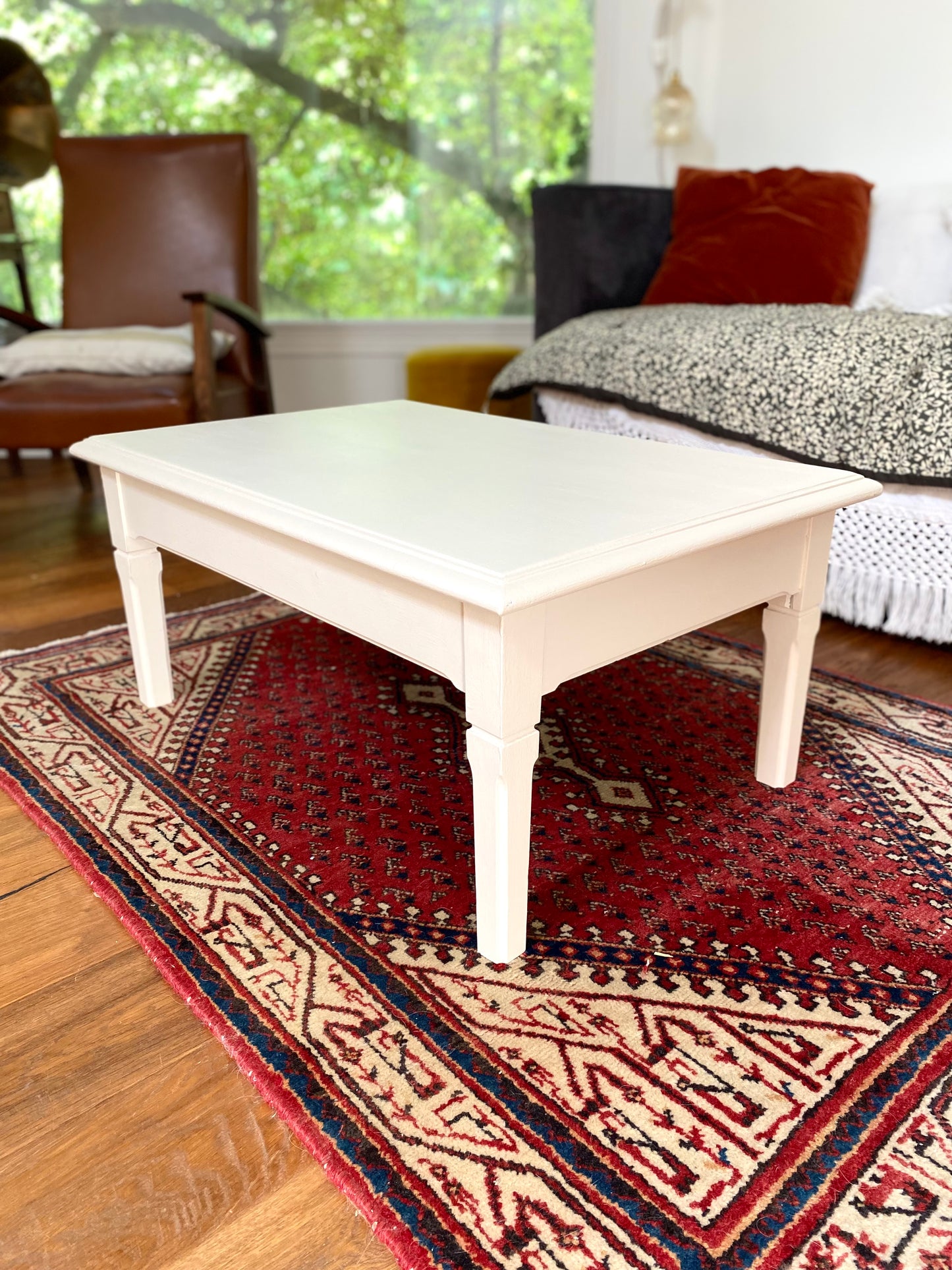Table basse en bois ancien écru