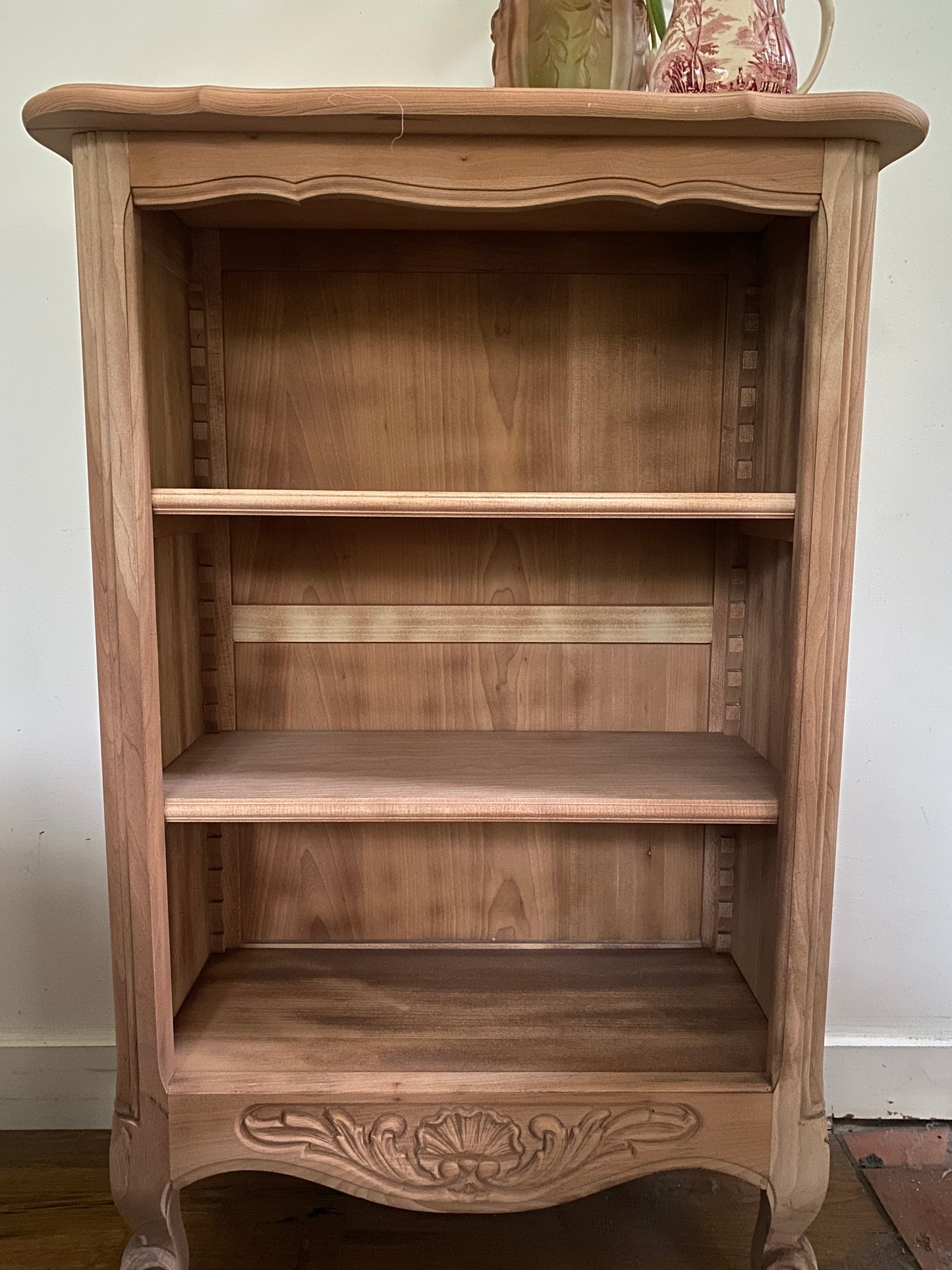 Petite bibliothèque en bois ancien rénové