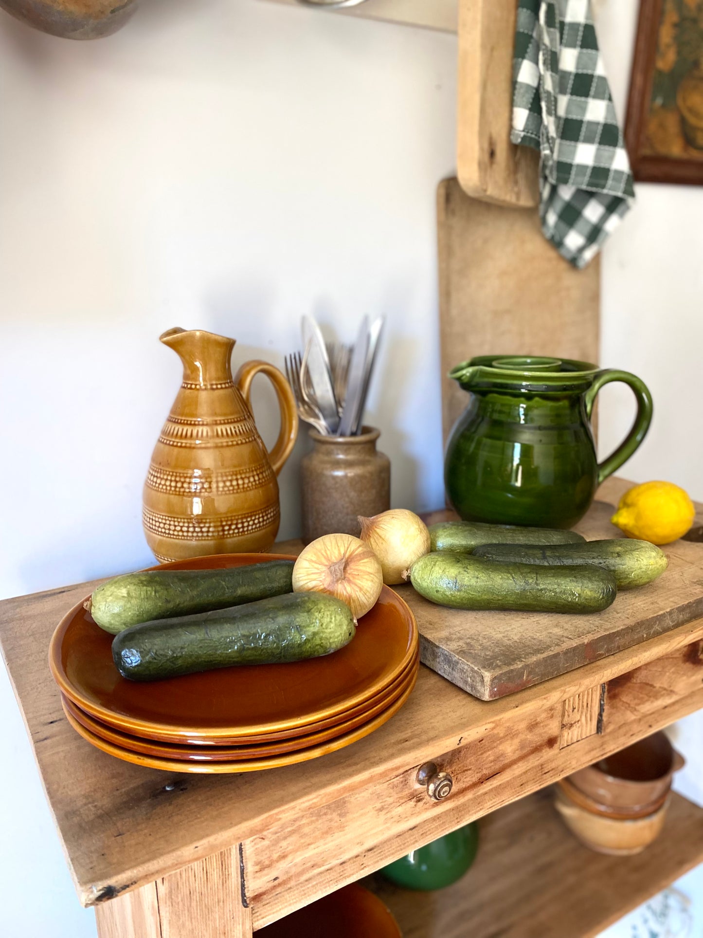 Grandes assiettes en céramique ancienne