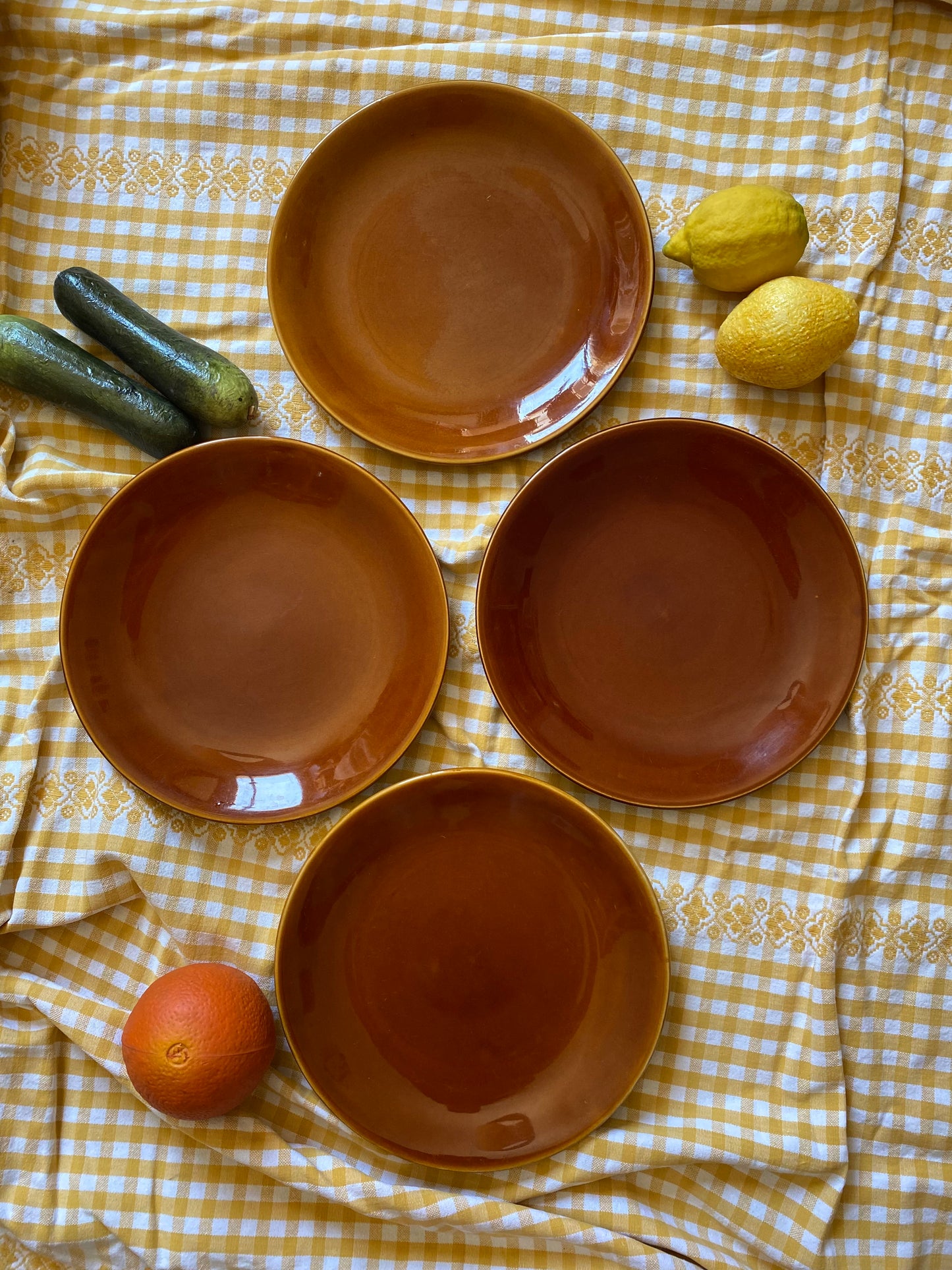Grandes assiettes en céramique ancienne