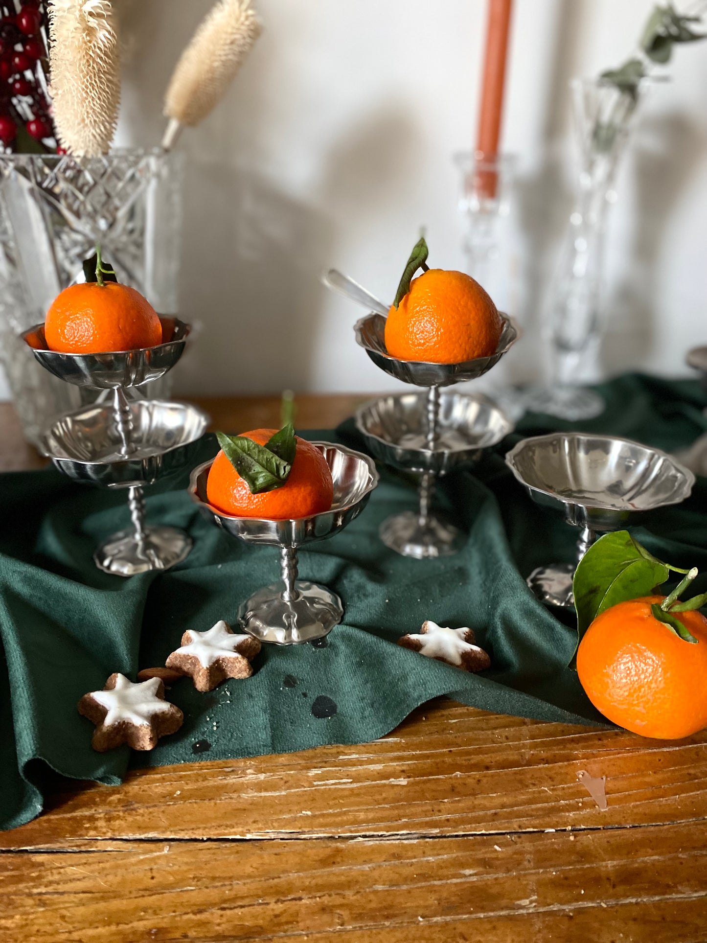 Six coupes en métal argenté ancien