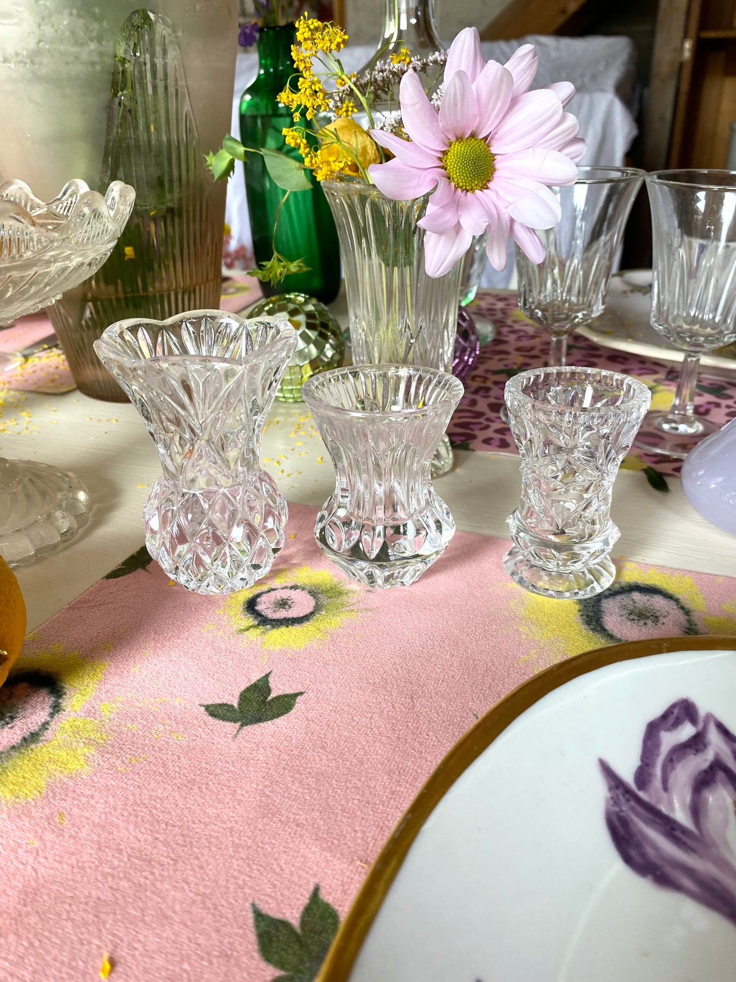 Trio de petits soliflores en cristal ciselé